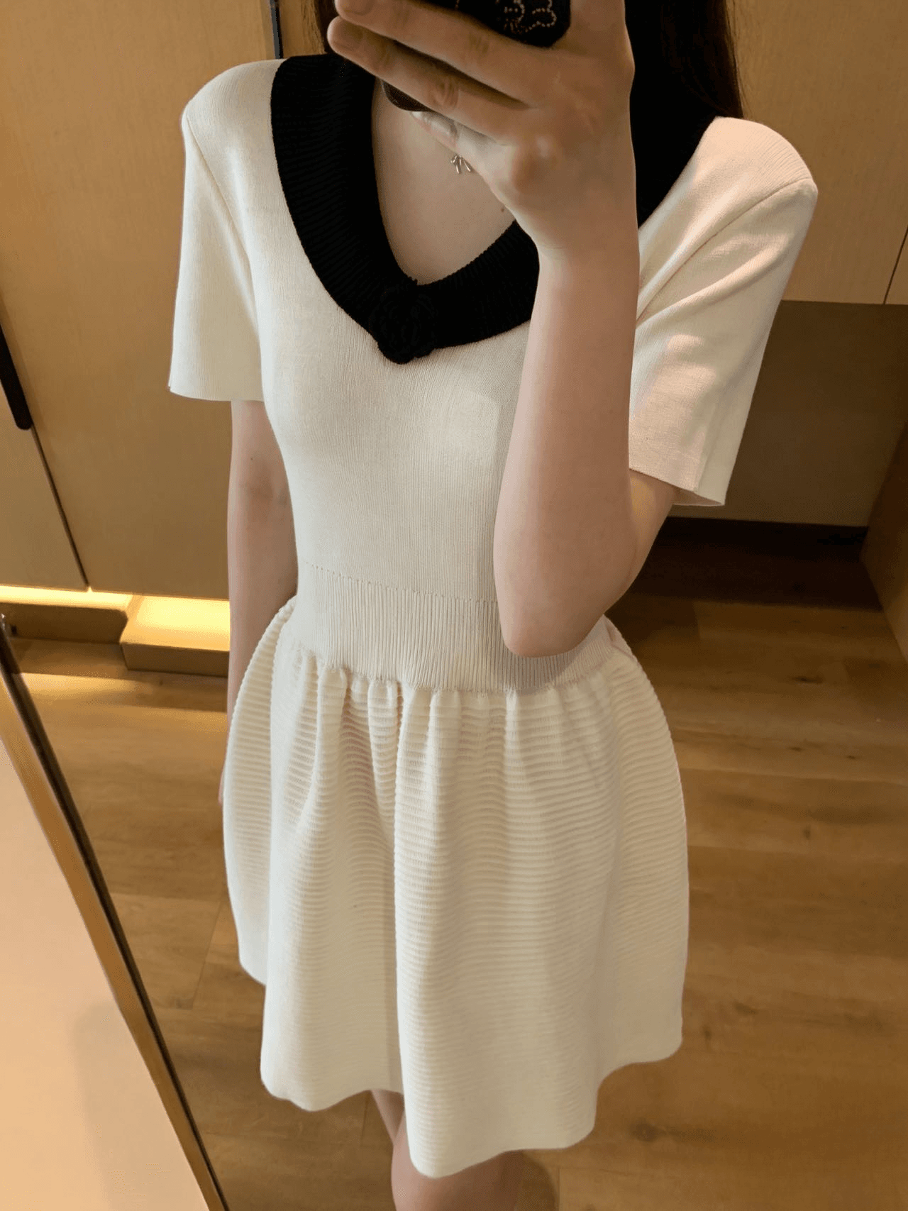 프랑스식 동백 나무 배색 베이비 칼라 다용도 허리 수축 니트 반팔 드레스 2026 여름 새로운 작은 검은 드레스 상세 이미지 7