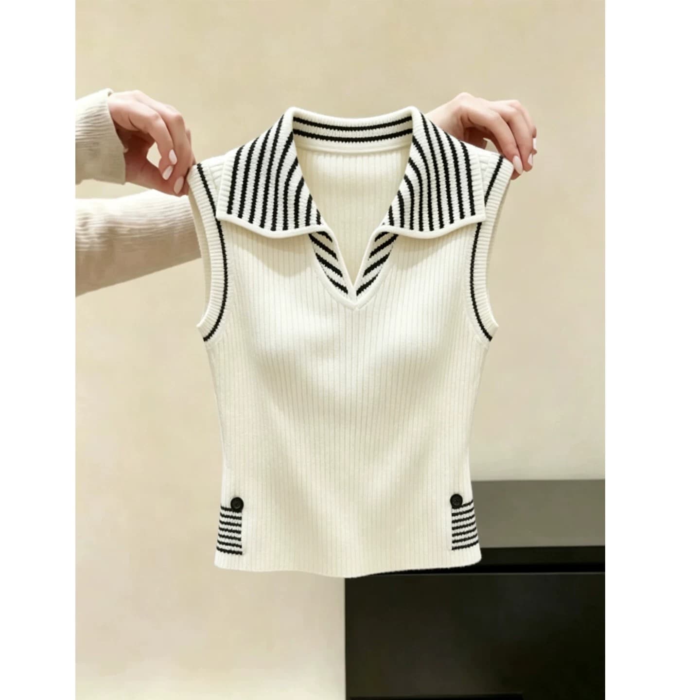 패션 디자인 센스 베이지 색 스트라이프 POLO 칼라 민소매 니트 조끼 여성 여름 새로운 오래된 돈 바람 풀오버 셔츠 이미지 4