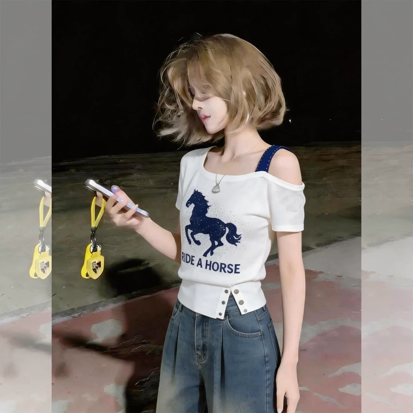 고유 한 아름다운 작은 말 프린트 핫픽스 비스듬한 어깨 의류 여름 착용 가져 가라. 허리 수축 화이트 페이크 레이어드 반팔 티셔츠 여성