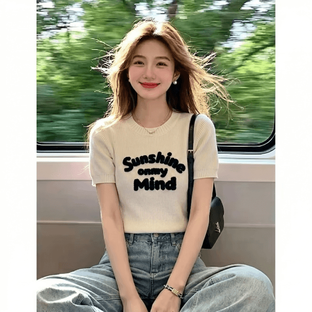 화이트 라운드 넥 알파벳 자수 얼음 실크 니트 스웨터 여성 여름 2026 슈퍼 화재 연령 감소 몸매 가꾸기 슬림해 보이는 쇼트 스타일 맨위