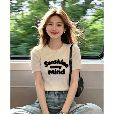 화이트 라운드 넥 알파벳 자수 얼음 실크 니트 스웨터 여성 여름 2026 슈퍼 화재 연령 감소 몸매 가꾸기 슬림해 보이는 쇼트 스타일 맨위 상세 이미지 1
