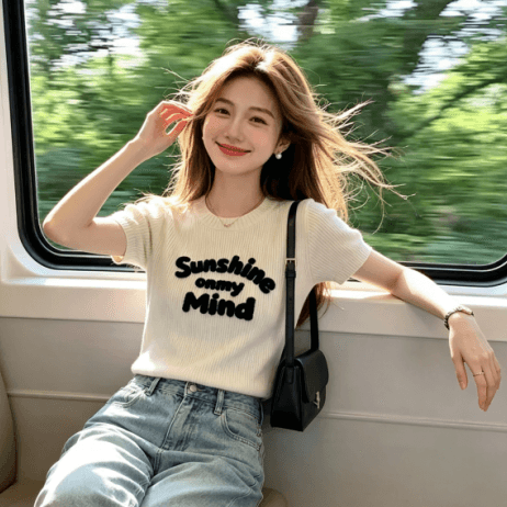 화이트 라운드 넥 알파벳 자수 얼음 실크 니트 스웨터 여성 여름 2026 슈퍼 화재 연령 감소 몸매 가꾸기 슬림해 보이는 쇼트 스타일 맨위 상세 이미지 3