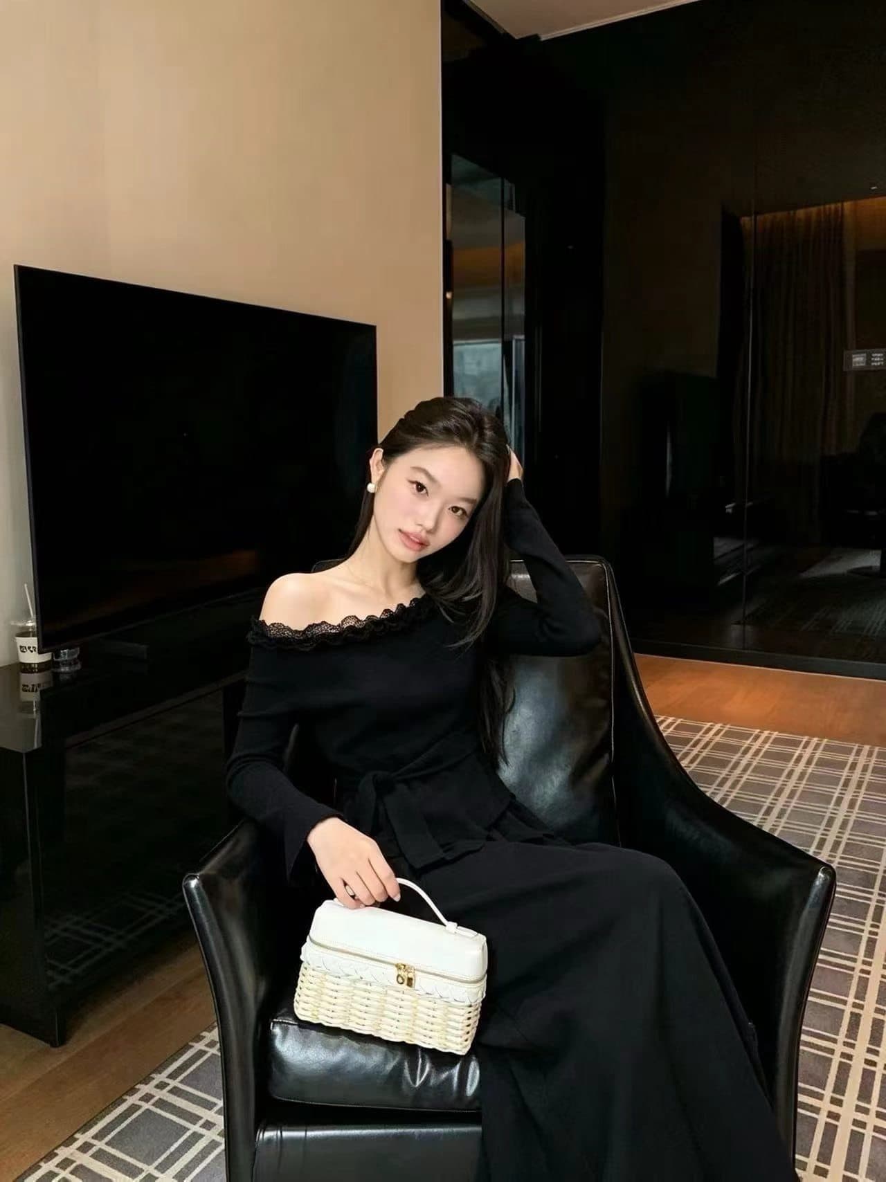 2026 년 가을 품격 오프숄더 니트 레이스 측면 몸매 가꾸기 슬림해 보이는 불규칙 투피스 세트 맨위 반신 스커트 상세 이미지 7