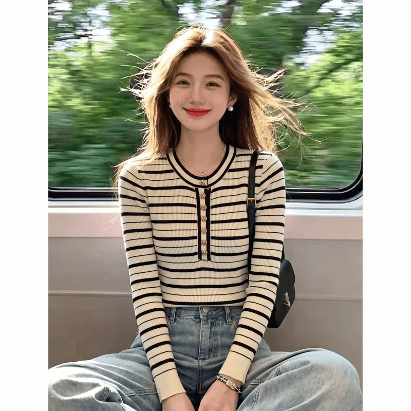 이른 가을 작은 샤넬 스타일 금속 버클 라운드 넥 배색 스트라이프 긴팔 니트 스웨터 여성 한 부서 몸매 가꾸기 슬림해 보이는 다용도 맨위