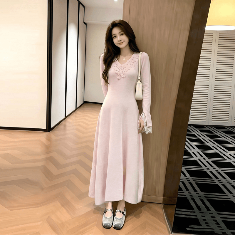 부드러운 바람 품격 V넥 레이스 꽃 드레스 여성 의류 2026 가을 새로운 우아함 데이트 허리 수축 롱 스커트 상세 이미지 1