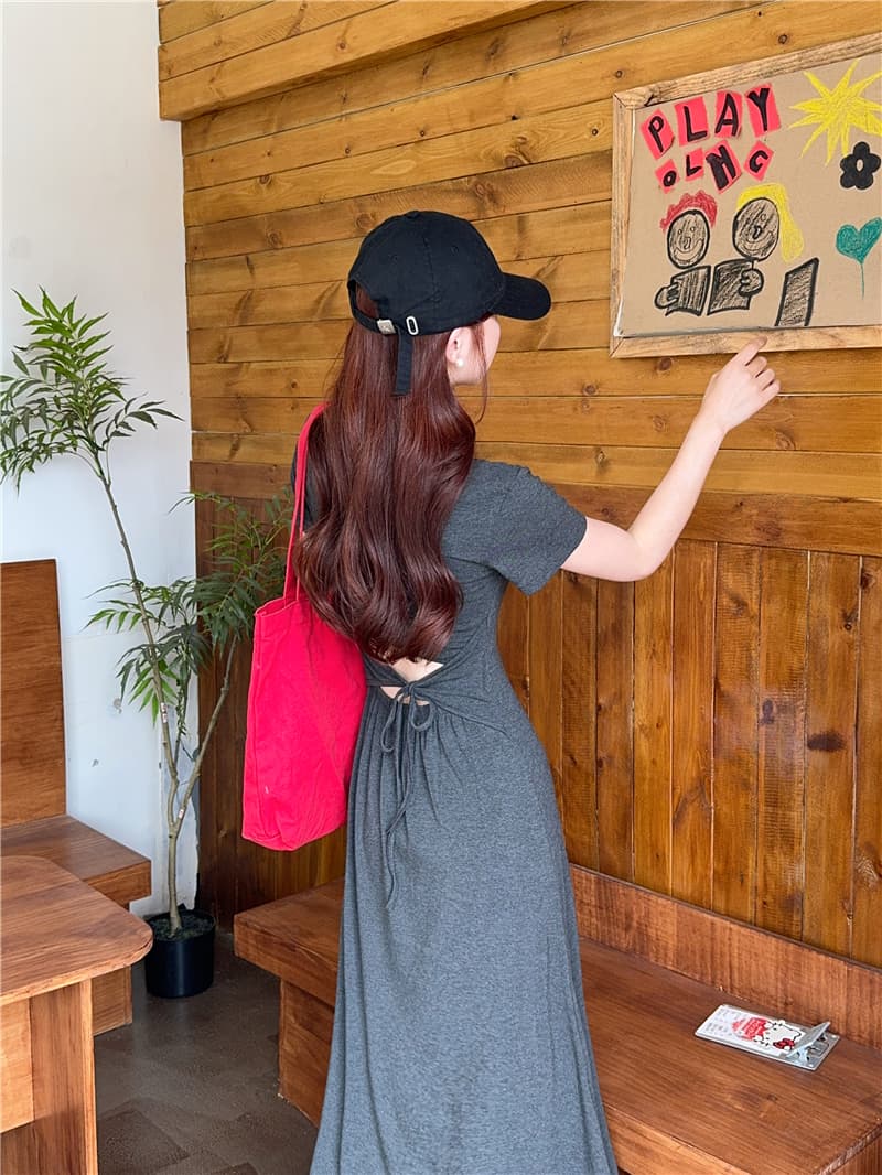 실사 한 부서 미니멀리즘 품격 고급 센스 뒤로 홀로우 아웃 슬림해 보이는 드레스 상세 이미지 7