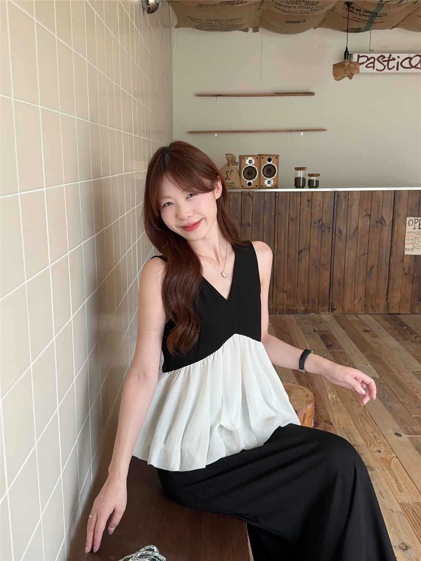 실사 V넥 미니멀리즘 바람 작은 셔츠 흑인과 백인 배색 패치워크 프릴 민소매 조끼 반신 치마 세트 이미지 2