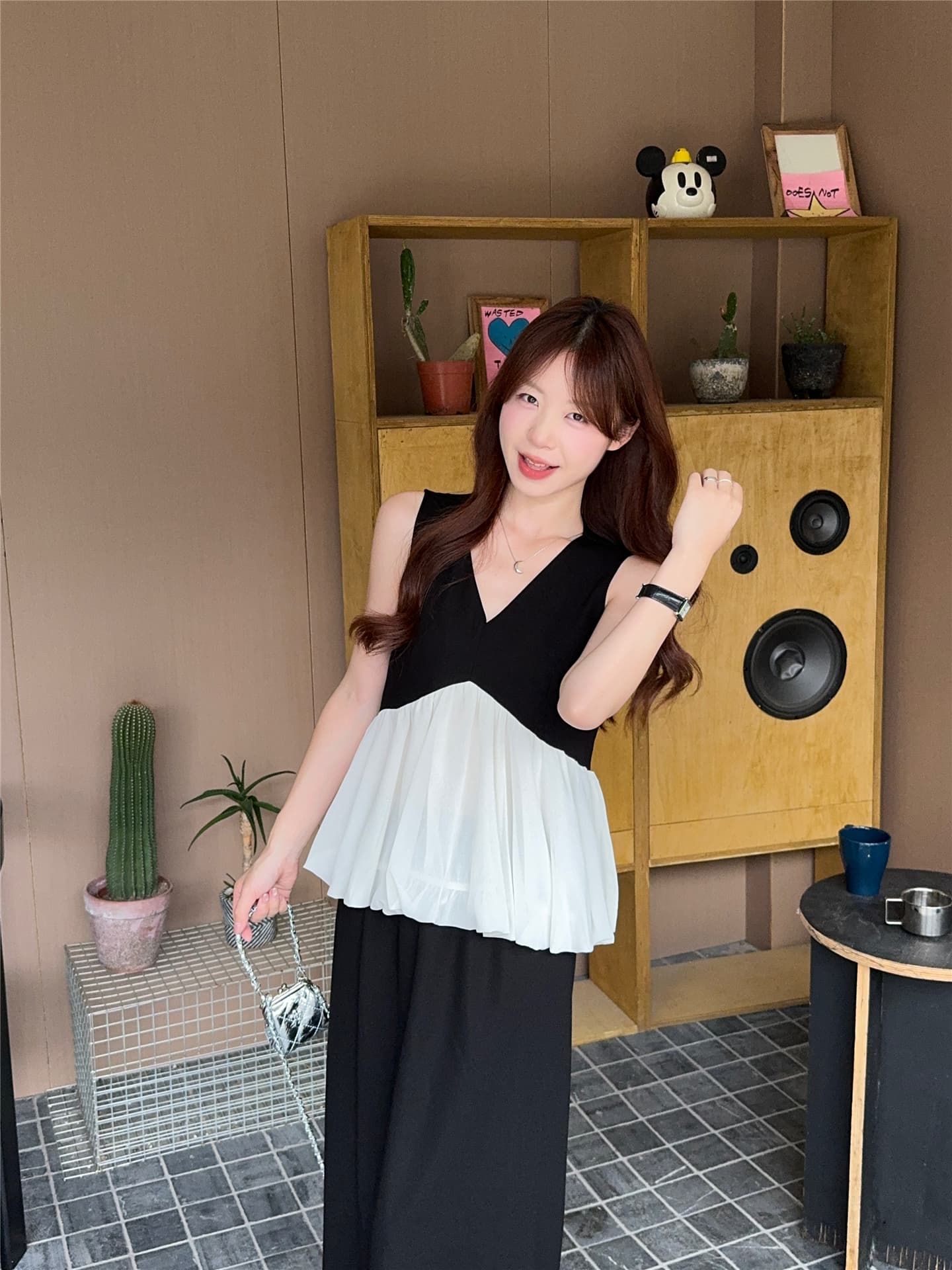 실사 V넥 미니멀리즘 바람 작은 셔츠 흑인과 백인 배색 패치워크 프릴 민소매 조끼 반신 치마 세트 이미지 3