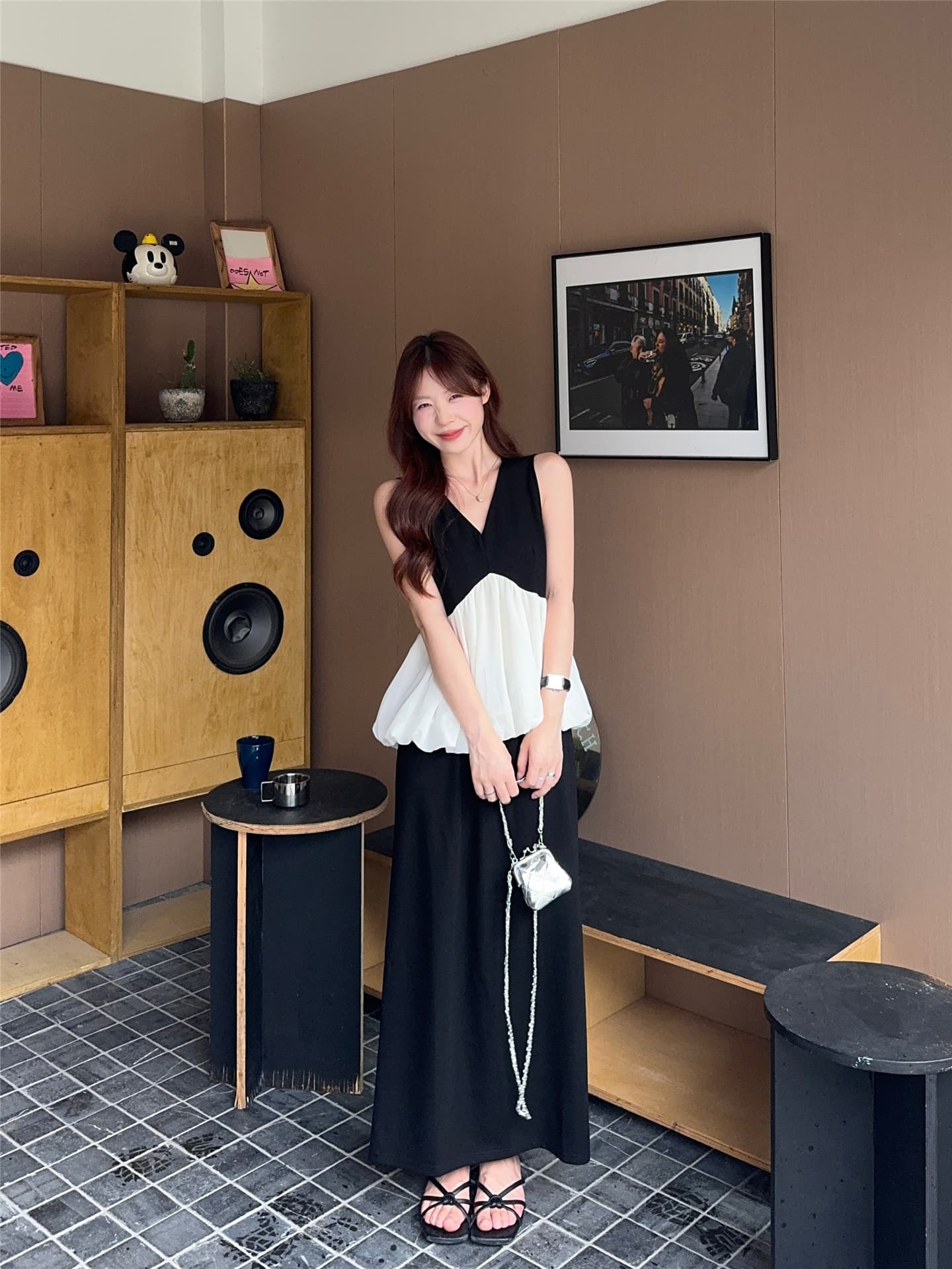 실사 V넥 미니멀리즘 바람 작은 셔츠 흑인과 백인 배색 패치워크 프릴 민소매 조끼 반신 치마 세트 상세 이미지 2