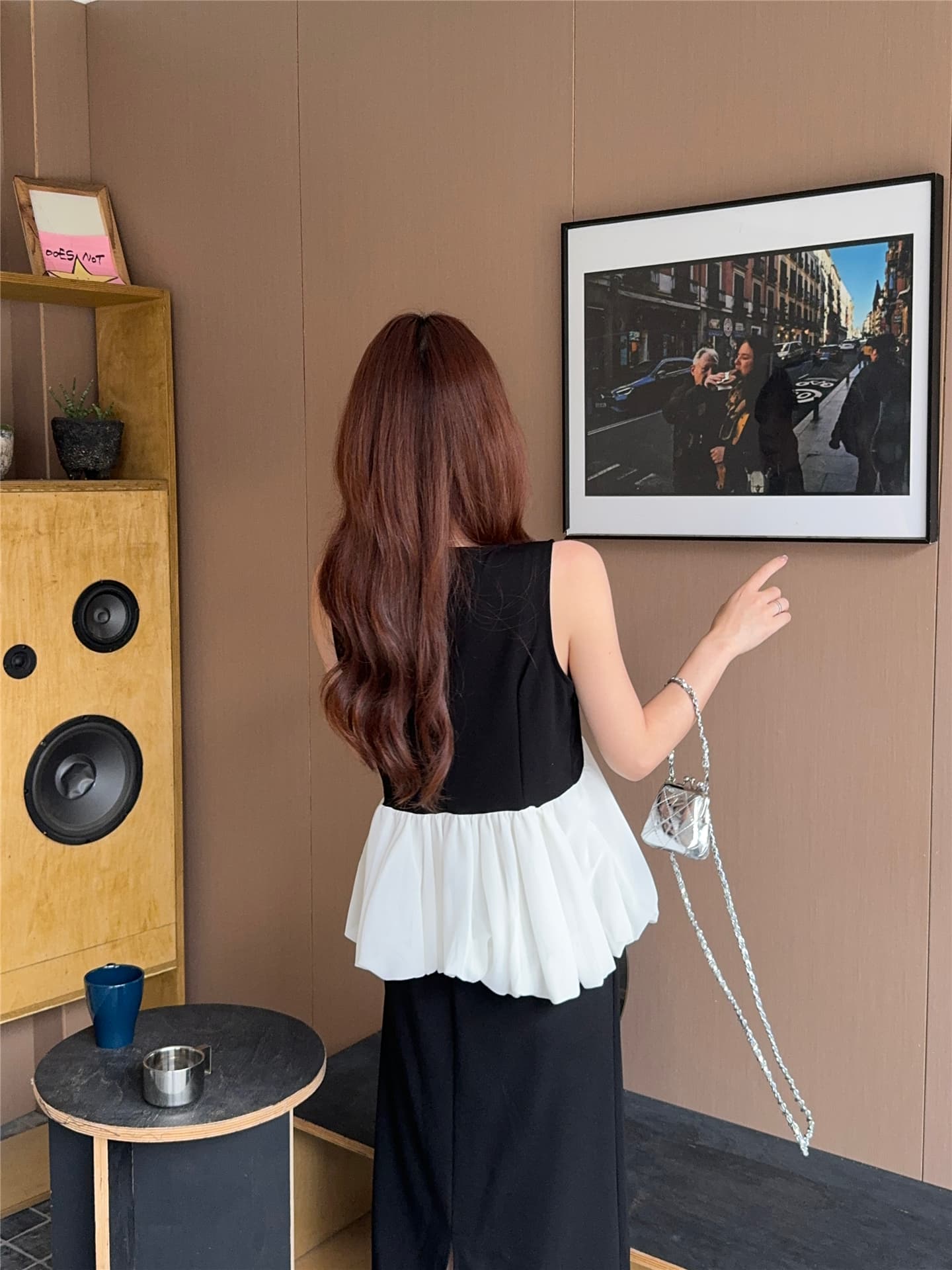실사 V넥 미니멀리즘 바람 작은 셔츠 흑인과 백인 배색 패치워크 프릴 민소매 조끼 반신 치마 세트 상세 이미지 17