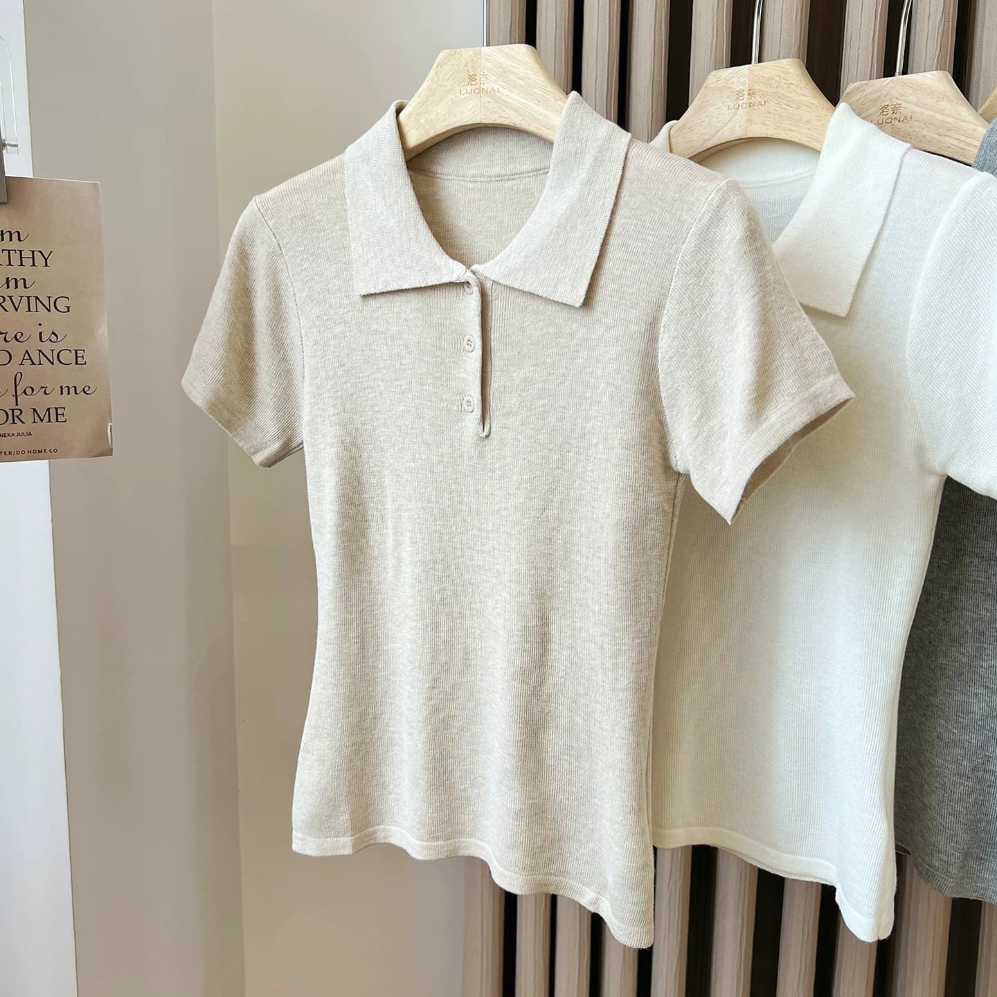 레트로 POLO 칼라 니트 반팔 티셔츠 여성 여름 2026 새로운 다용도 미니멀리즘 몸매 가꾸기 슬림해 보이는 긍정적 인 어깨 의류 이미지 2