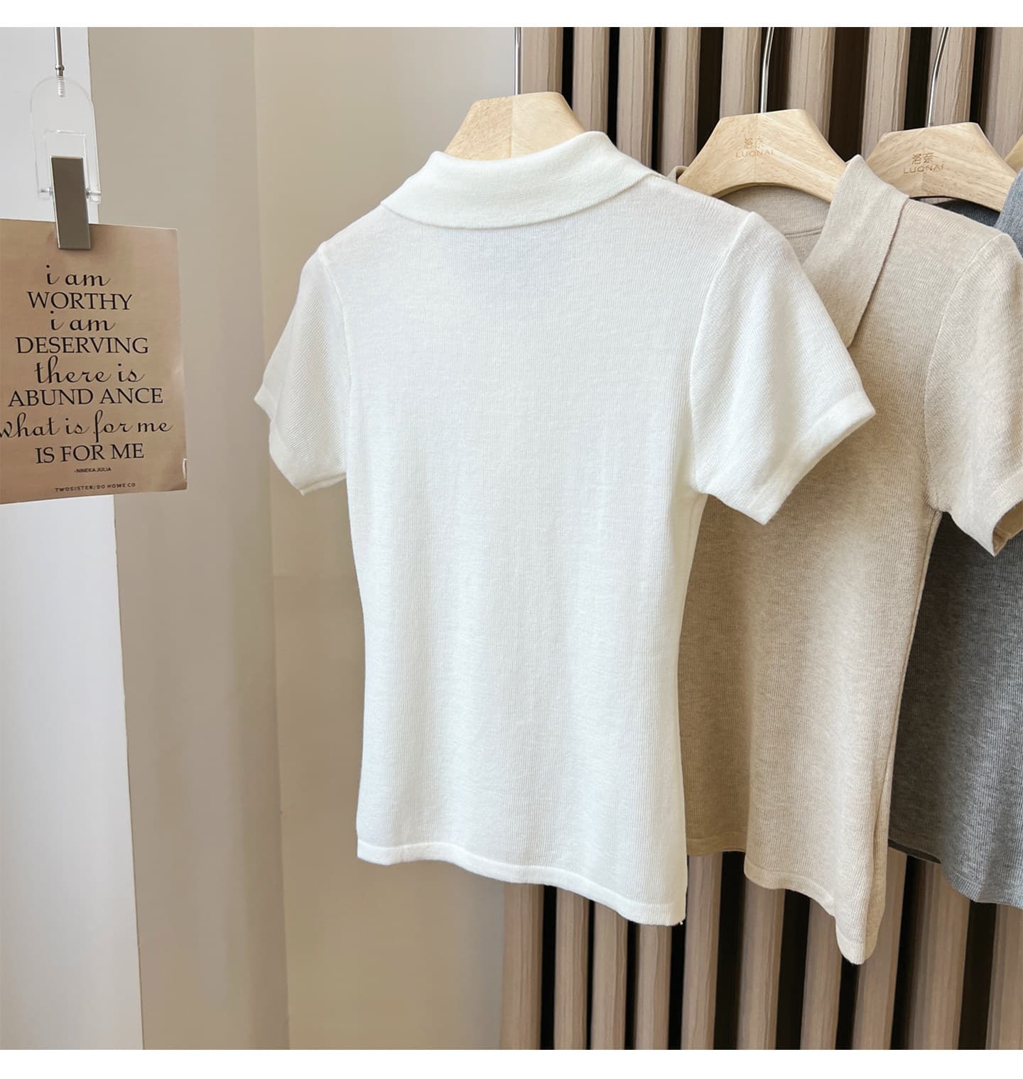 레트로 POLO 칼라 니트 반팔 티셔츠 여성 여름 2026 새로운 다용도 미니멀리즘 몸매 가꾸기 슬림해 보이는 긍정적 인 어깨 의류 상세 이미지 11