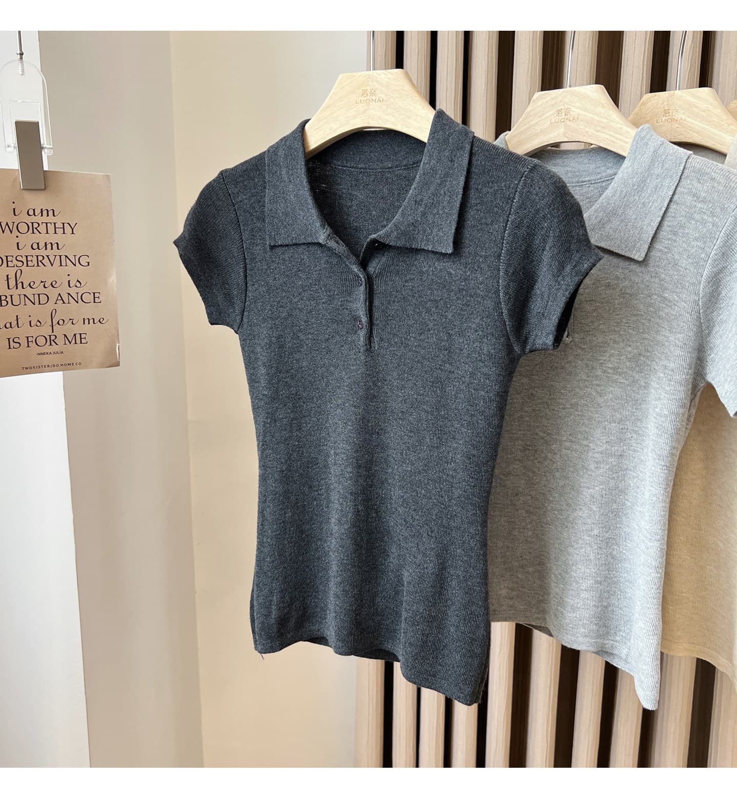 레트로 POLO 칼라 니트 반팔 티셔츠 여성 여름 2026 새로운 다용도 미니멀리즘 몸매 가꾸기 슬림해 보이는 긍정적 인 어깨 의류 상세 이미지 27