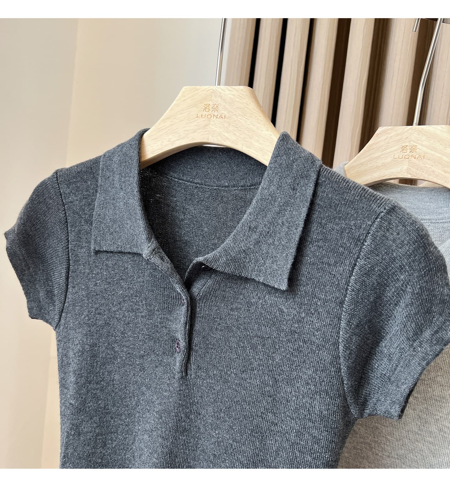 레트로 POLO 칼라 니트 반팔 티셔츠 여성 여름 2026 새로운 다용도 미니멀리즘 몸매 가꾸기 슬림해 보이는 긍정적 인 어깨 의류 상세 이미지 29