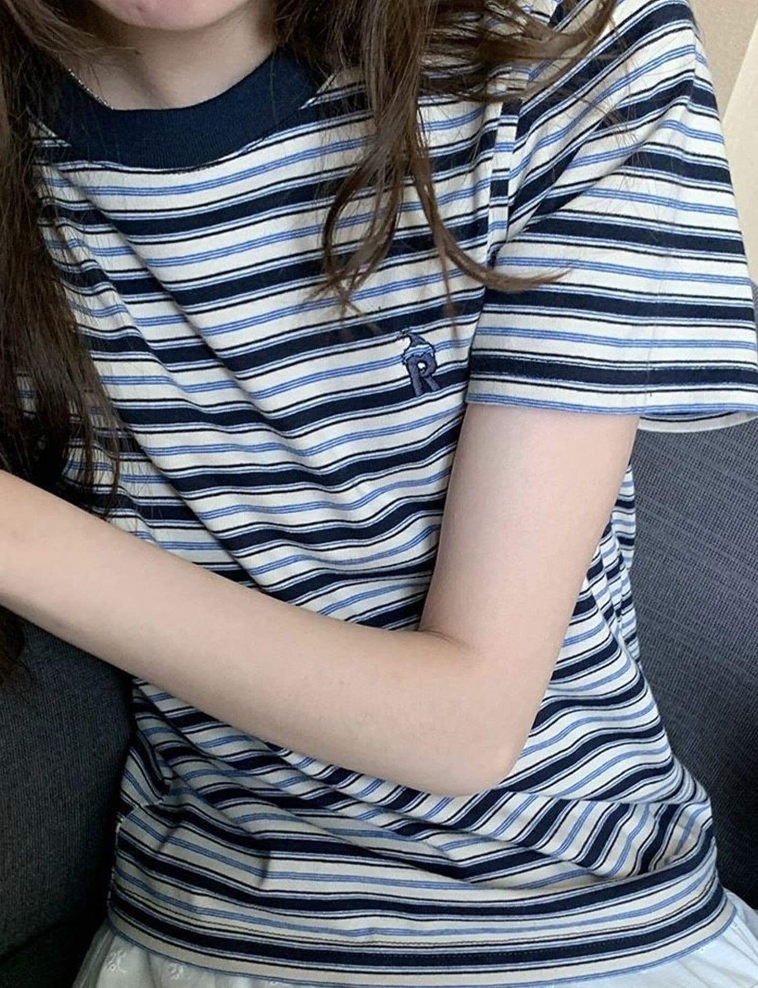 자수 긍정적 인 어깨 핏 스타일 광저우 원본 원단 반팔 티셔츠 여성 이미지 4