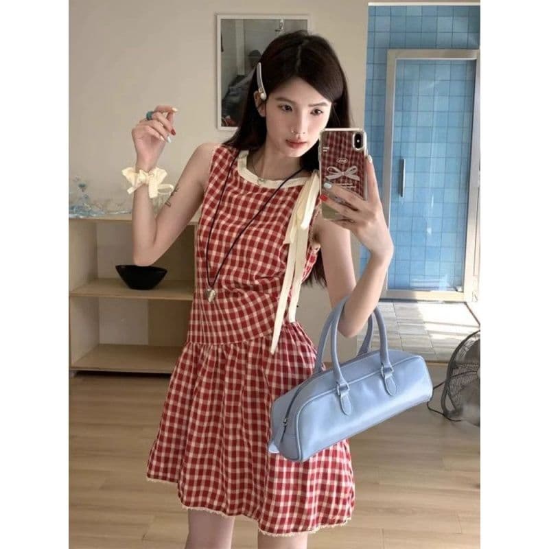 프랑스식 빨간색 체크무늬 여성 드레스 여름 새로운 패션 디자인 센스 스트랩 허리 수축 민소매 쇼트 스타일 A라인 스커트