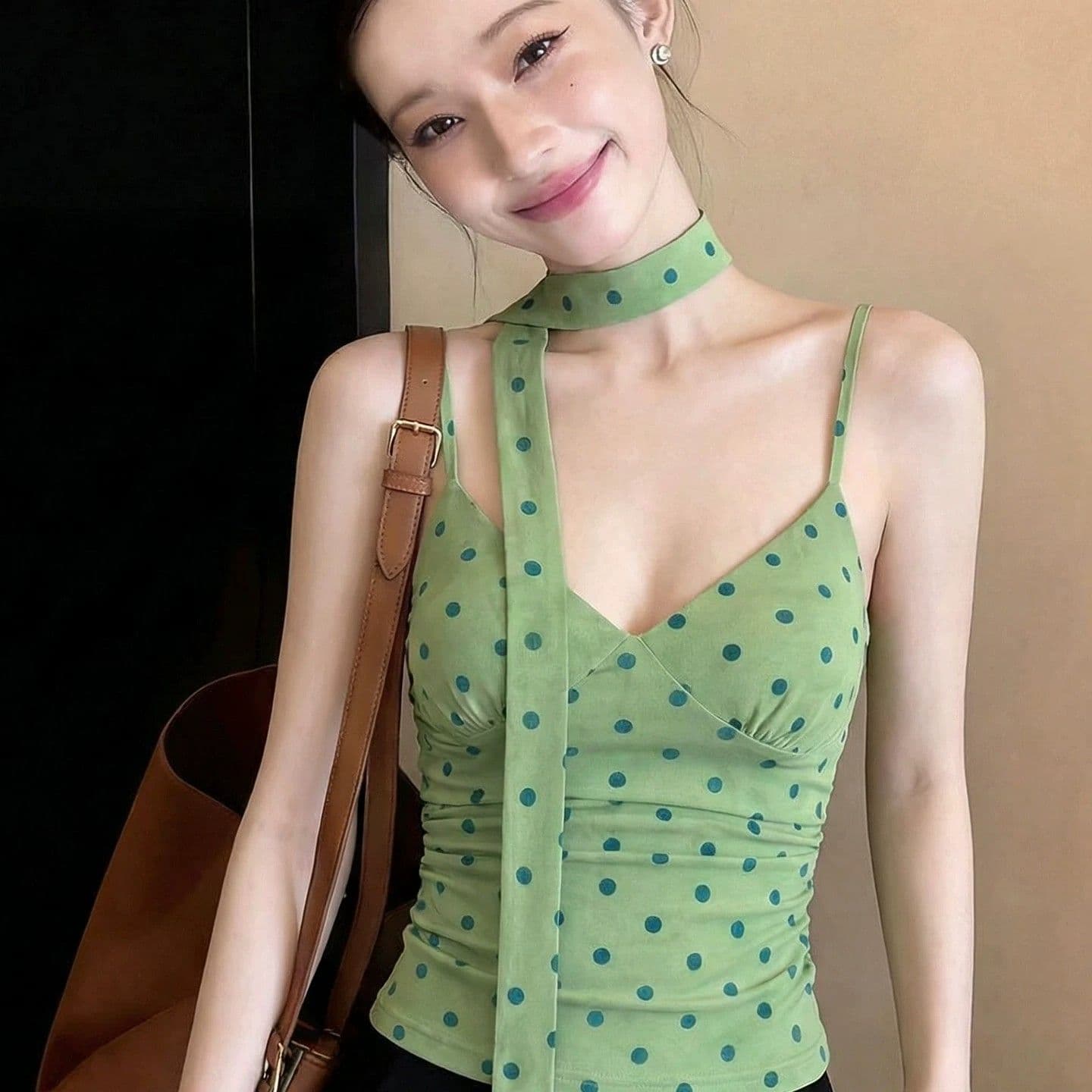 프랑스식 도트 무늬 프린트 V넥 캐미솔 여름 디자인 센스 작은 대중 몸매 가꾸기 핫걸 인사이드 가져 가라. 쇼트 스타일 맨위