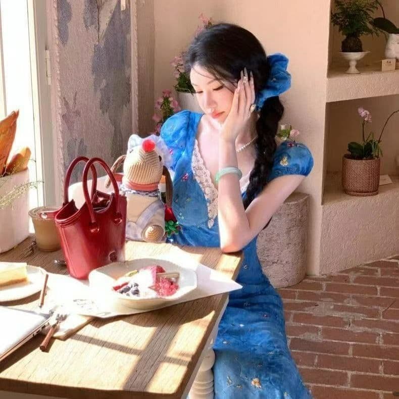 여름 휴가 꽃무늬 파란색 여성 드레스 디자인 센스 품격 V넥 레이스 조각 몸매 가꾸기 슬림해 보이는 길다 치마 상세 이미지 4