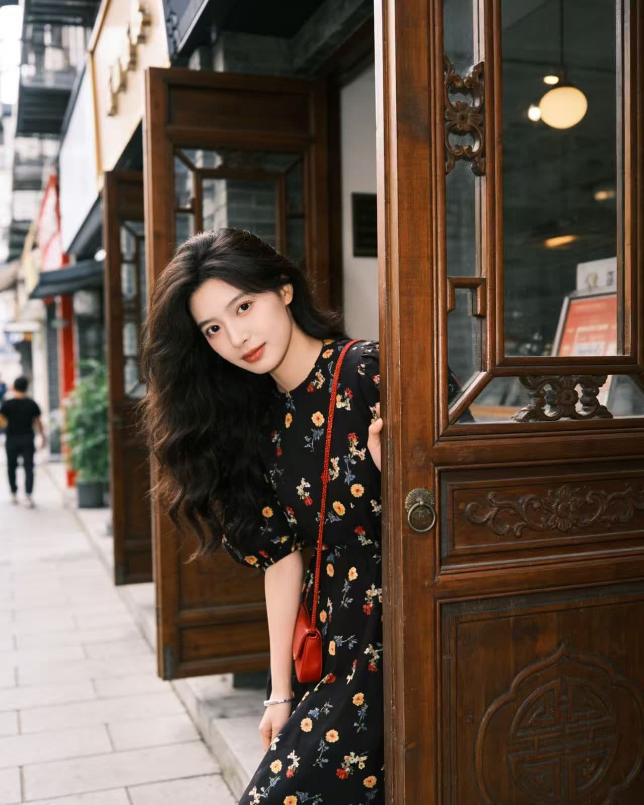 프랑스식 레트로 검정색 꽃무늬 라운드 넥 거품 소매 셔츠 드레스 여름 허리 수축 큰 진자 한 마디 휴가 여성 드레스 상세 이미지 6