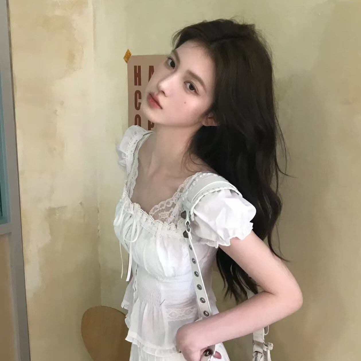 뒤로 명중 가져 가라. 펌프 로프 스트랩 하나 프랑스식 화이트 거품 소매 셔츠 여성 셔츠 몸매 가꾸기 슬림해 보이는 반팔 셔츠 이미지 2