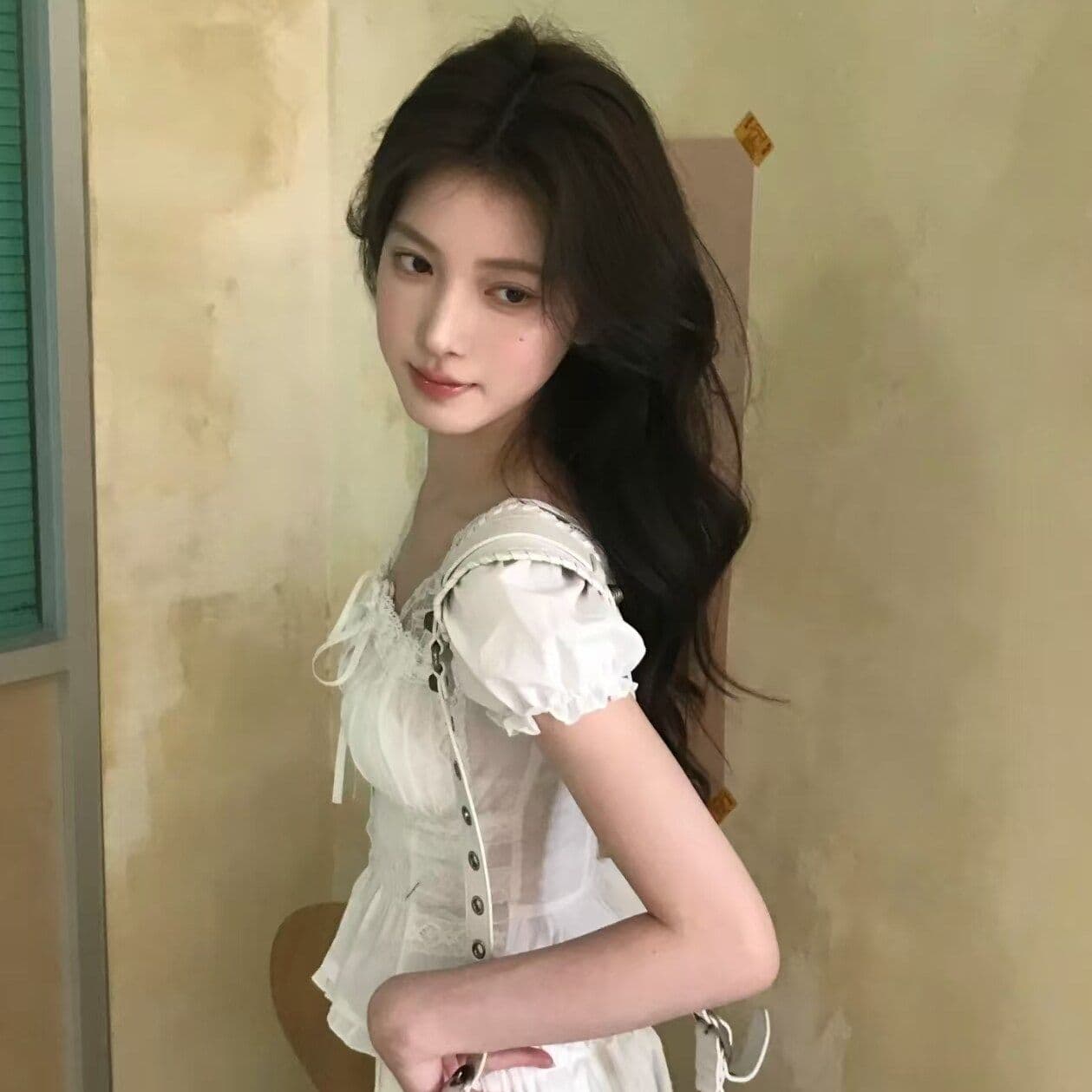 뒤로 명중 가져 가라. 펌프 로프 스트랩 하나 프랑스식 화이트 거품 소매 셔츠 여성 셔츠 몸매 가꾸기 슬림해 보이는 반팔 셔츠 이미지 3