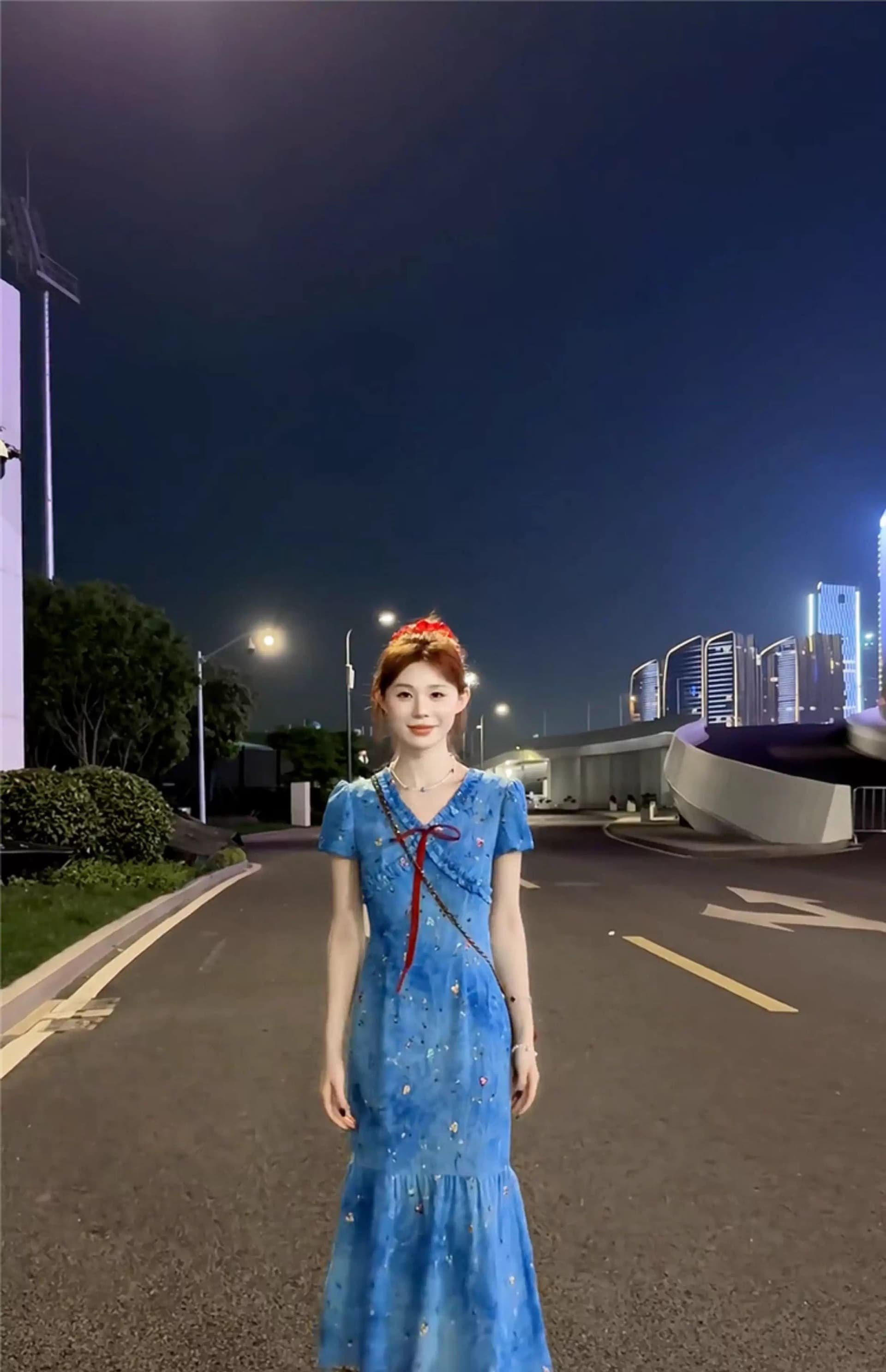 원본 자수 홀치기 염색 주름 원단 하나 프랑스식 품격 V넥 파란색 꽃무늬 드레스 고유 한 아름다운 치마 상세 이미지 4