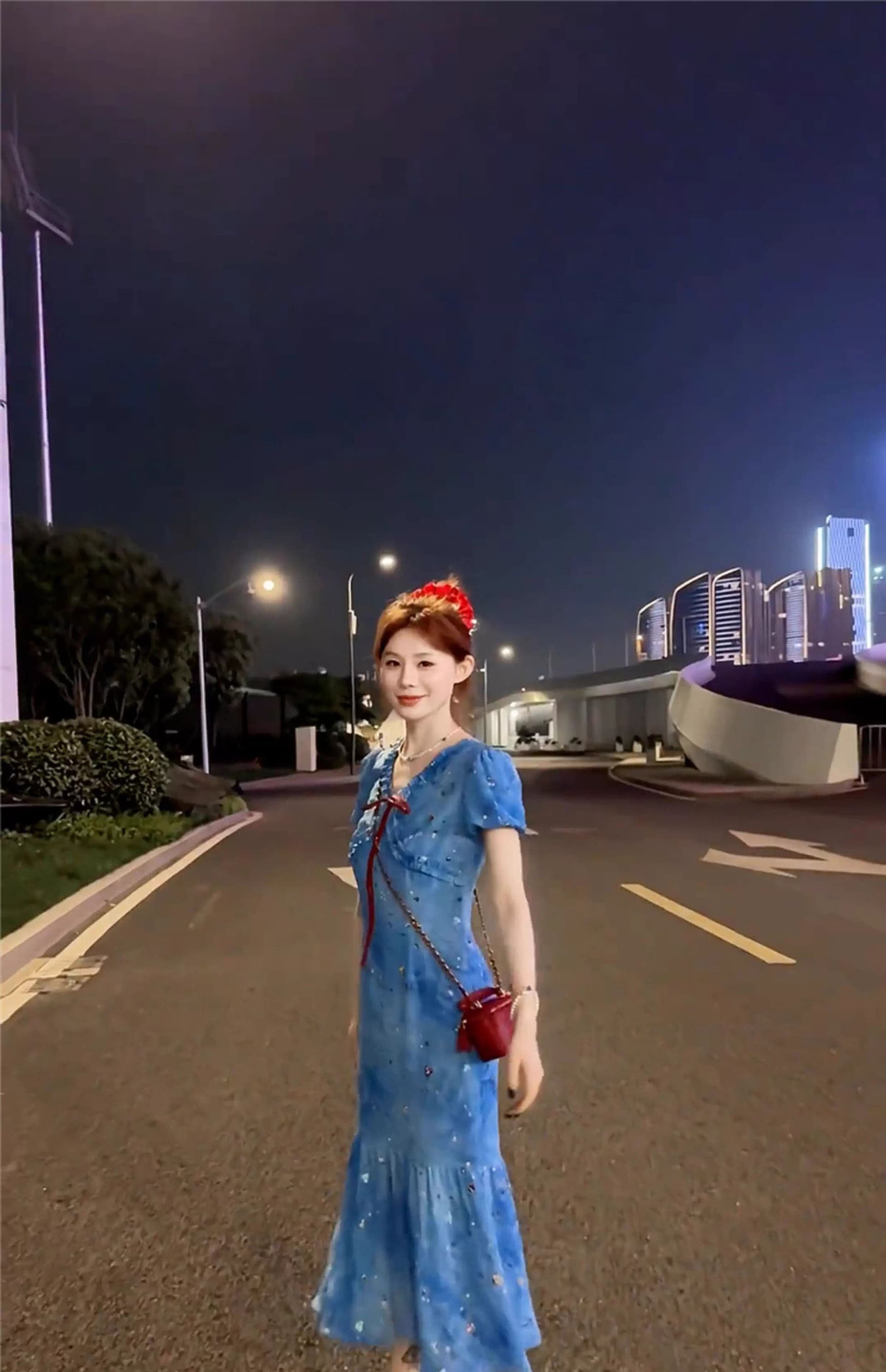 원본 자수 홀치기 염색 주름 원단 하나 프랑스식 품격 V넥 파란색 꽃무늬 드레스 고유 한 아름다운 치마 상세 이미지 10
