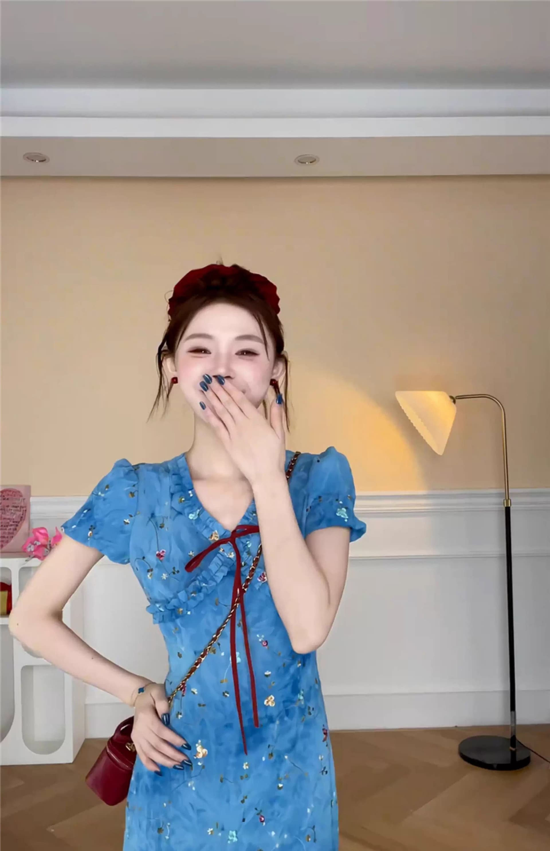 원본 자수 홀치기 염색 주름 원단 하나 프랑스식 품격 V넥 파란색 꽃무늬 드레스 고유 한 아름다운 치마 상세 이미지 14