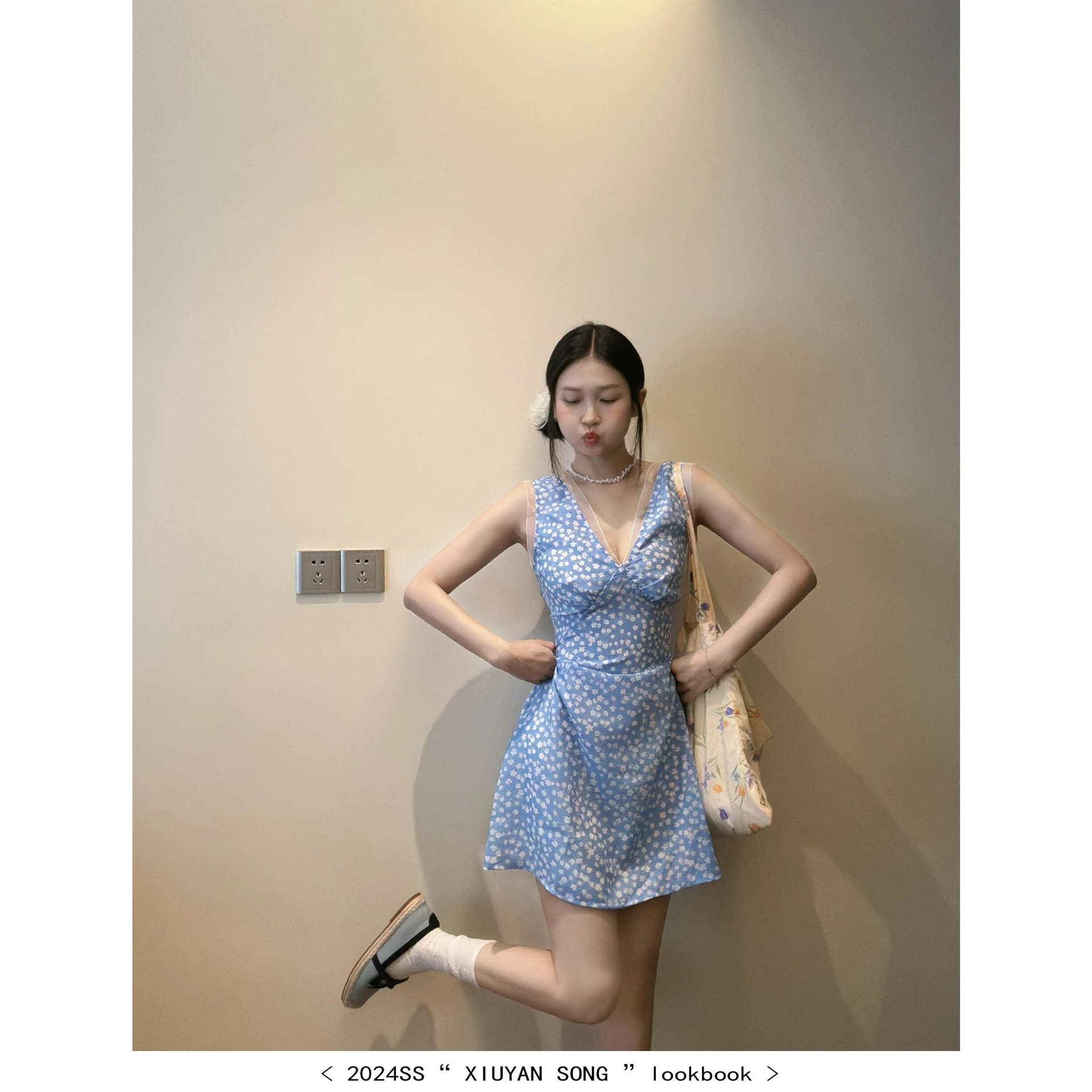 한 부서 파란색 신선함 꽃무늬 V넥 조끼 여성 드레스 여름 몸매 가꾸기 휴가 바람 민소매 허리 수축 짧은 치마 이미지 4