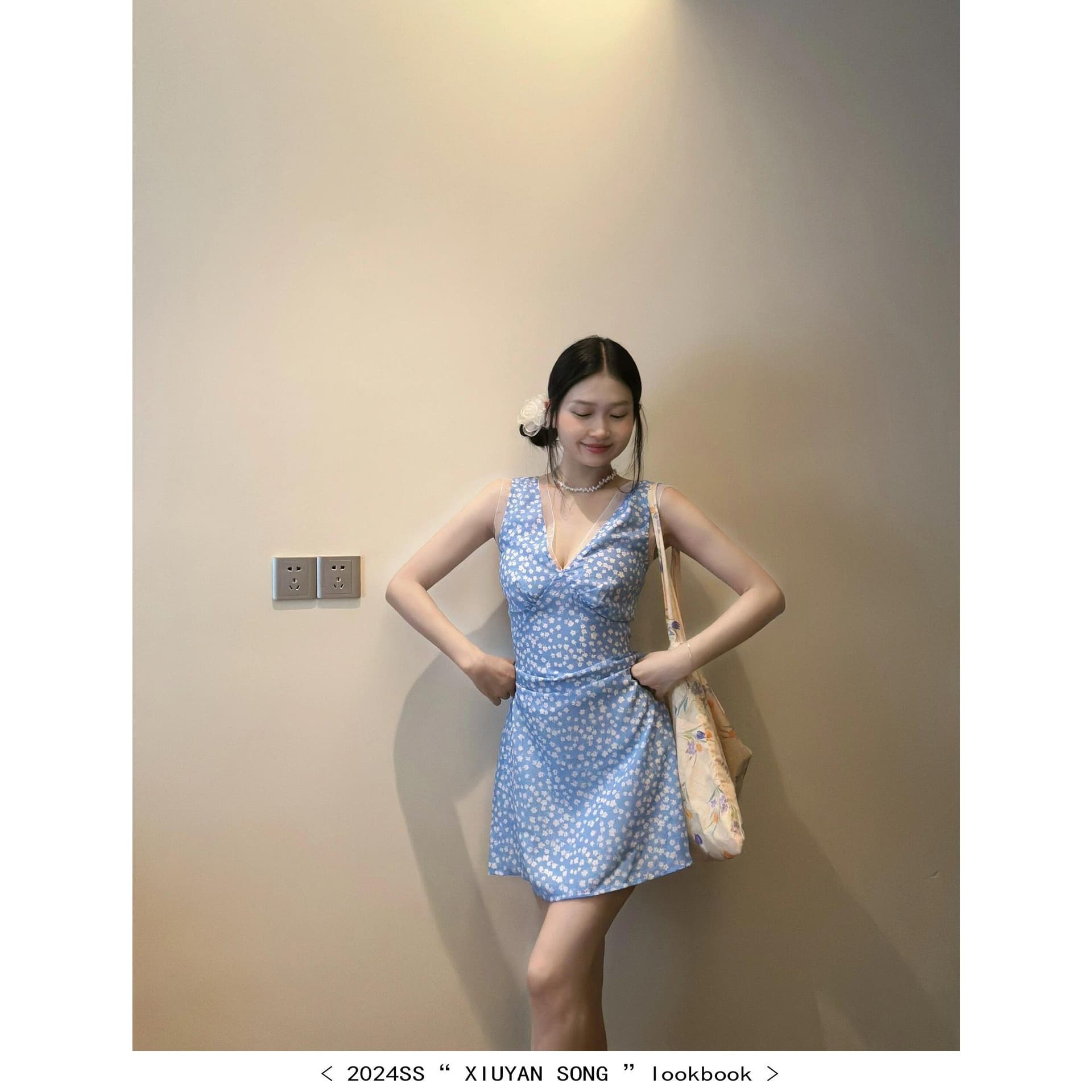 한 부서 파란색 신선함 꽃무늬 V넥 조끼 여성 드레스 여름 몸매 가꾸기 휴가 바람 민소매 허리 수축 짧은 치마 이미지 3