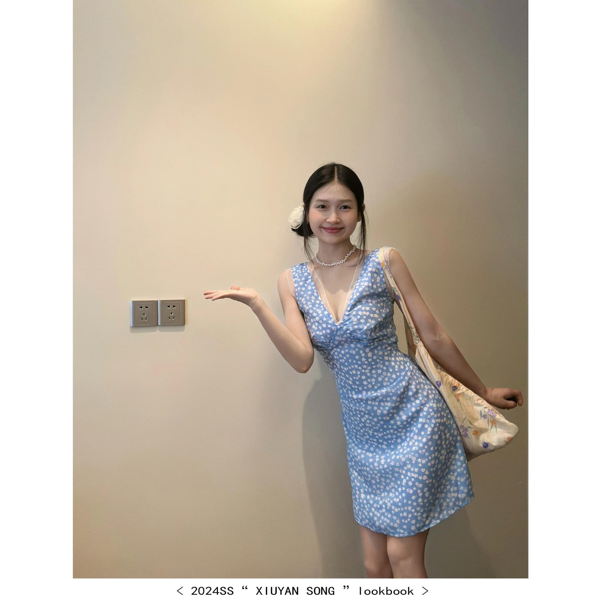 한 부서 파란색 신선함 꽃무늬 V넥 조끼 여성 드레스 여름 몸매 가꾸기 휴가 바람 민소매 허리 수축 짧은 치마 이미지 5