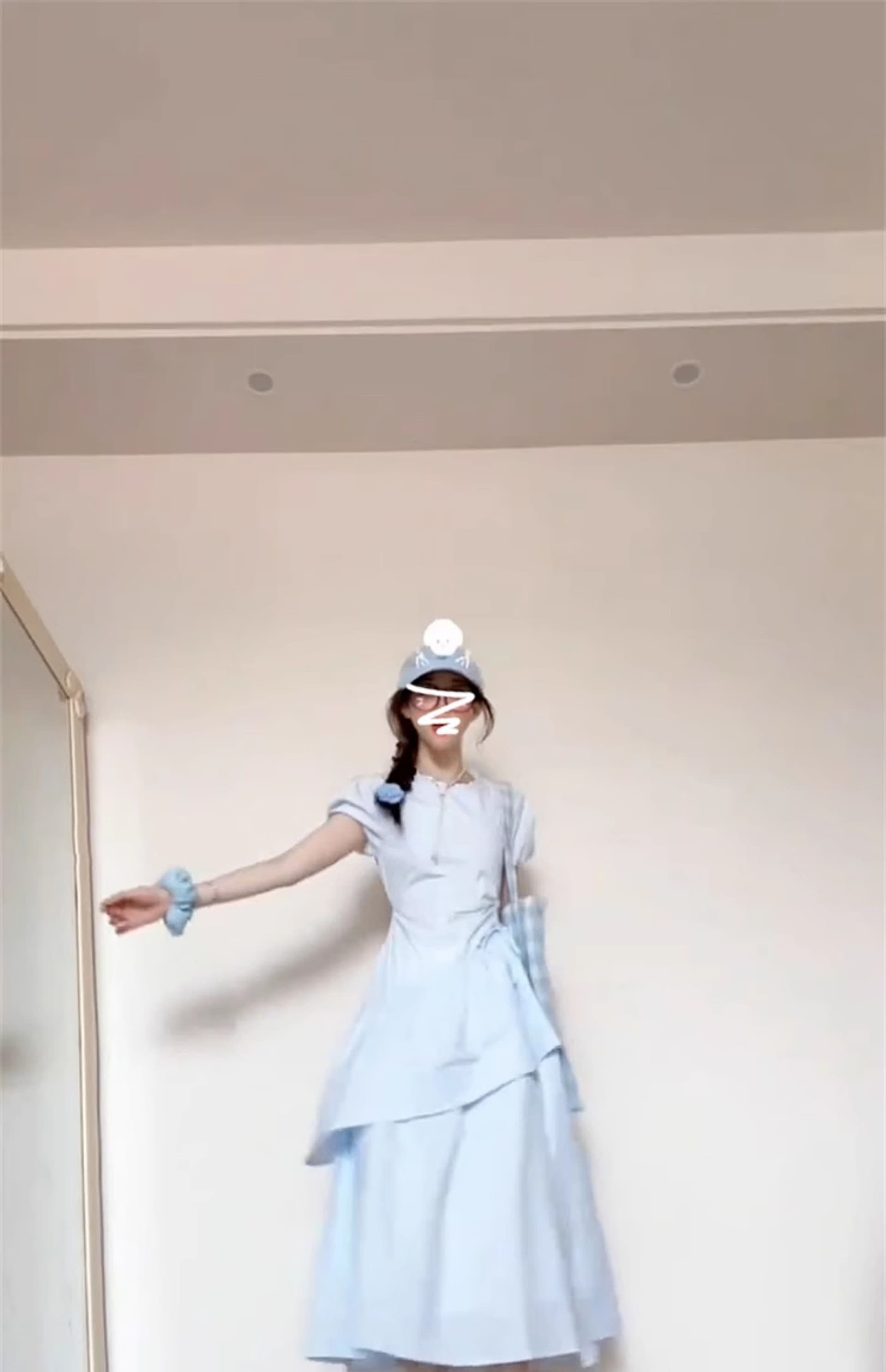 고급 센스 파란색 반팔 여성 드레스 여름 2026 새로운 작은 키 펌프 Pleat 슬림해 보이는 품격 케이크 롱 스커트 상세 이미지 2