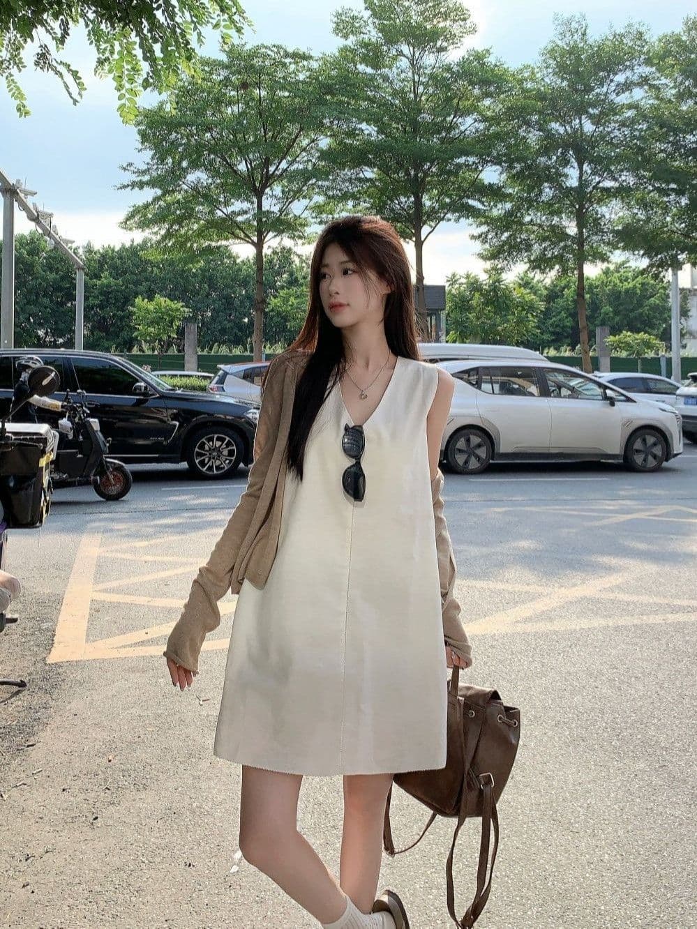 여름 민소매 조끼 V넥 여성 드레스 순수한 욕망 미니멀리즘 단색 루즈핏 슬림해 보이는 미니 스커트 패션 새로운 여성 의류 이미지 4