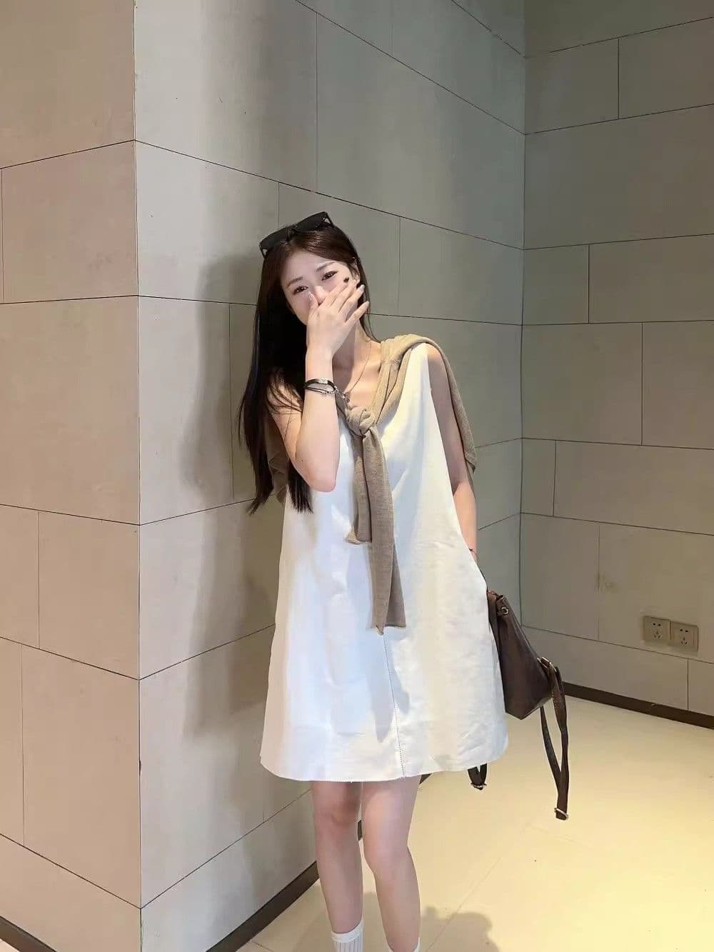 여름 민소매 조끼 V넥 여성 드레스 순수한 욕망 미니멀리즘 단색 루즈핏 슬림해 보이는 미니 스커트 패션 새로운 여성 의류 상세 이미지 14