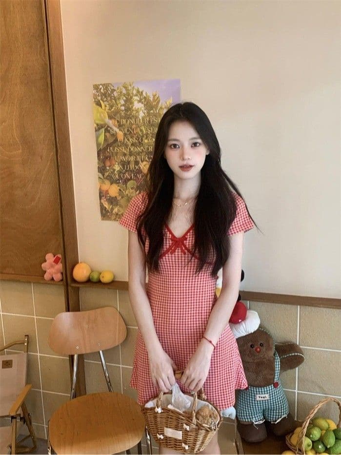 빨간색 체크무늬 V넥 반팔 드레스 여성 의류 여름 나비 매듭 핫걸 미니 스커트 디스플레이 몸 허리 수축 한 마디 치마