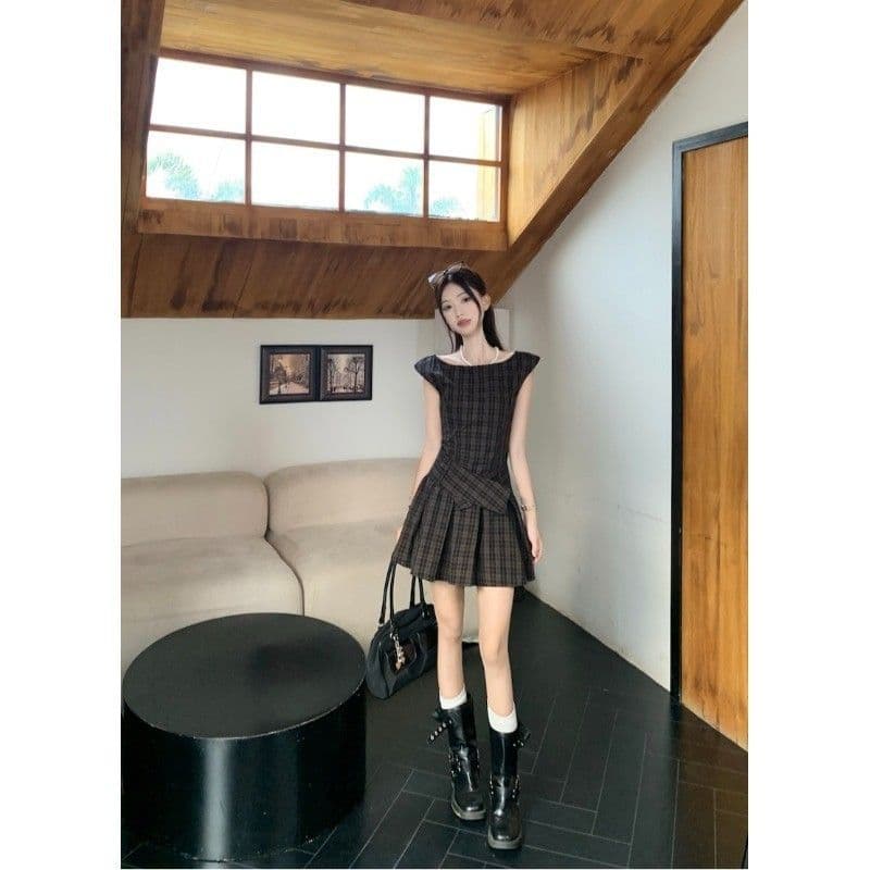 달콤한 매운맛 바람 레트로 체크무늬 조끼 원피스 여성 의류 여름 디자인 센스 허리 수축 슬림해 보이는 플리츠 스커트 한 마디 미니 스커트 이미지 4