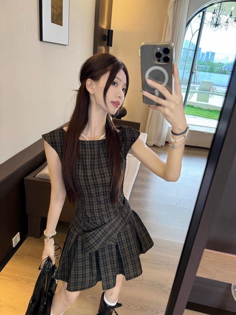 달콤한 매운맛 바람 레트로 체크무늬 조끼 원피스 여성 의류 여름 디자인 센스 허리 수축 슬림해 보이는 플리츠 스커트 한 마디 미니 스커트 상세 이미지 13