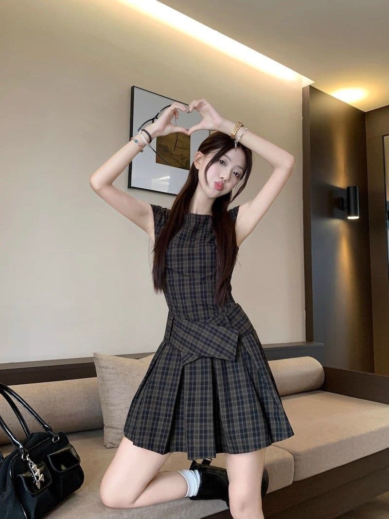 달콤한 매운맛 바람 레트로 체크무늬 조끼 원피스 여성 의류 여름 디자인 센스 허리 수축 슬림해 보이는 플리츠 스커트 한 마디 미니 스커트 상세 이미지 18