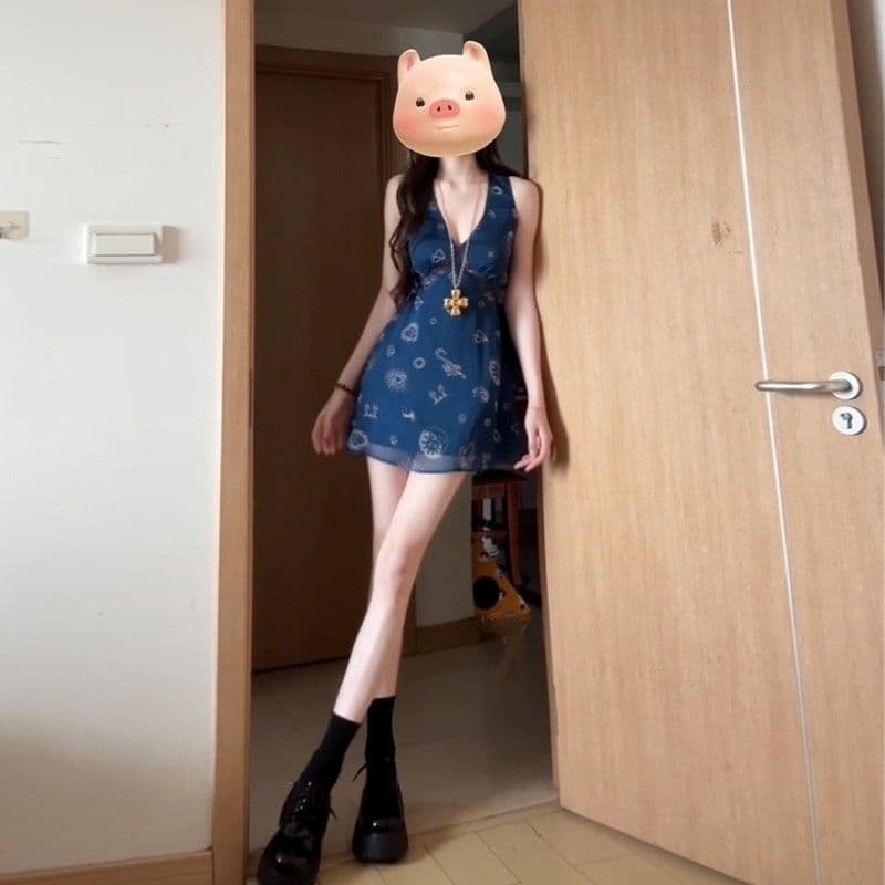 레트로 프린트 V넥 조끼 여성 드레스 2025 여름 새로운 품격 허리 수축 슬림해 보이는 휴가 바람 한 마디 미니 스커트