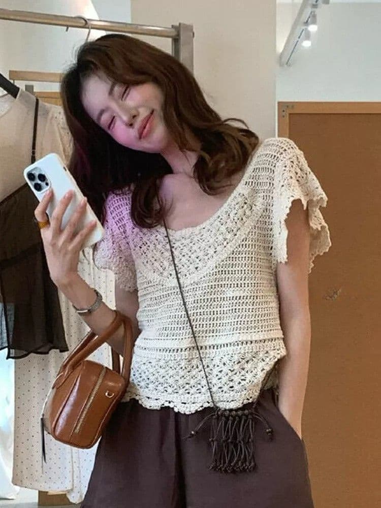 프랑스식 살구 색상 홀로우 아웃 V넥 니트 Feifei 소매 티셔츠 여성 2026 여름 새로운 자이언트 잘 생긴 ~ 중 반팔 작은 맨위