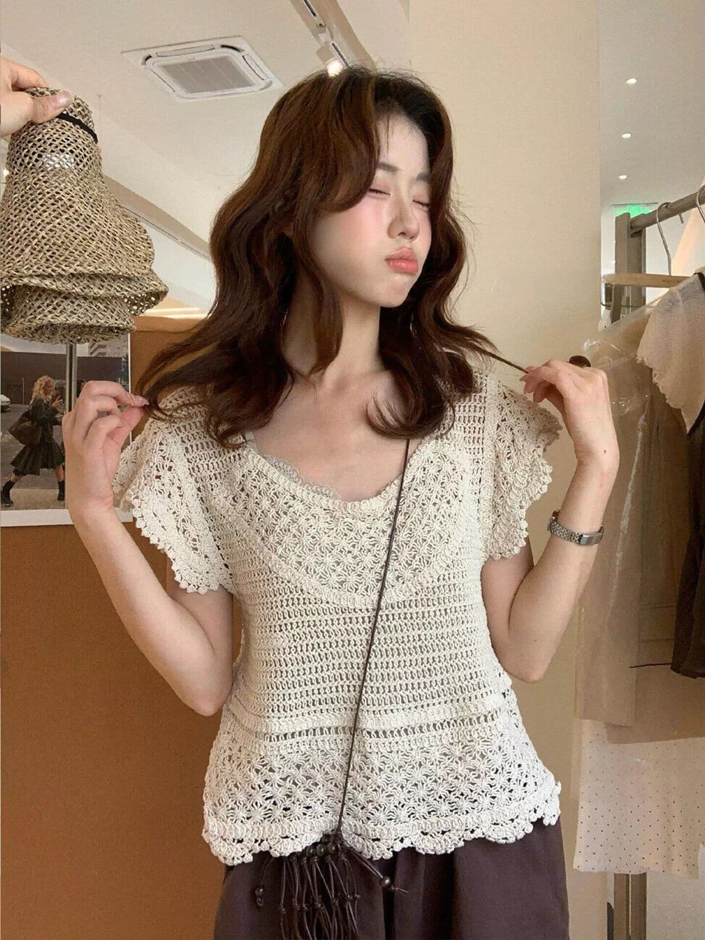 프랑스식 살구 색상 홀로우 아웃 V넥 니트 Feifei 소매 티셔츠 여성 2026 여름 새로운 자이언트 잘 생긴 ~ 중 반팔 작은 맨위 상세 이미지 3