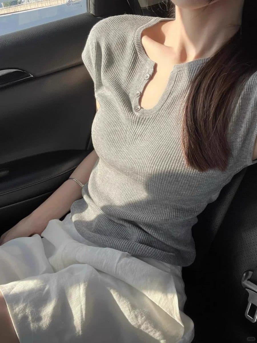 느긋한 슬림해 보이는 품격 u 칼라 작은 날다 소매 회색 티셔츠 여성 여름 쇼트 스타일 몸매 가꾸기 다용도 디자인 센스 니트 맨위 상세 이미지 1