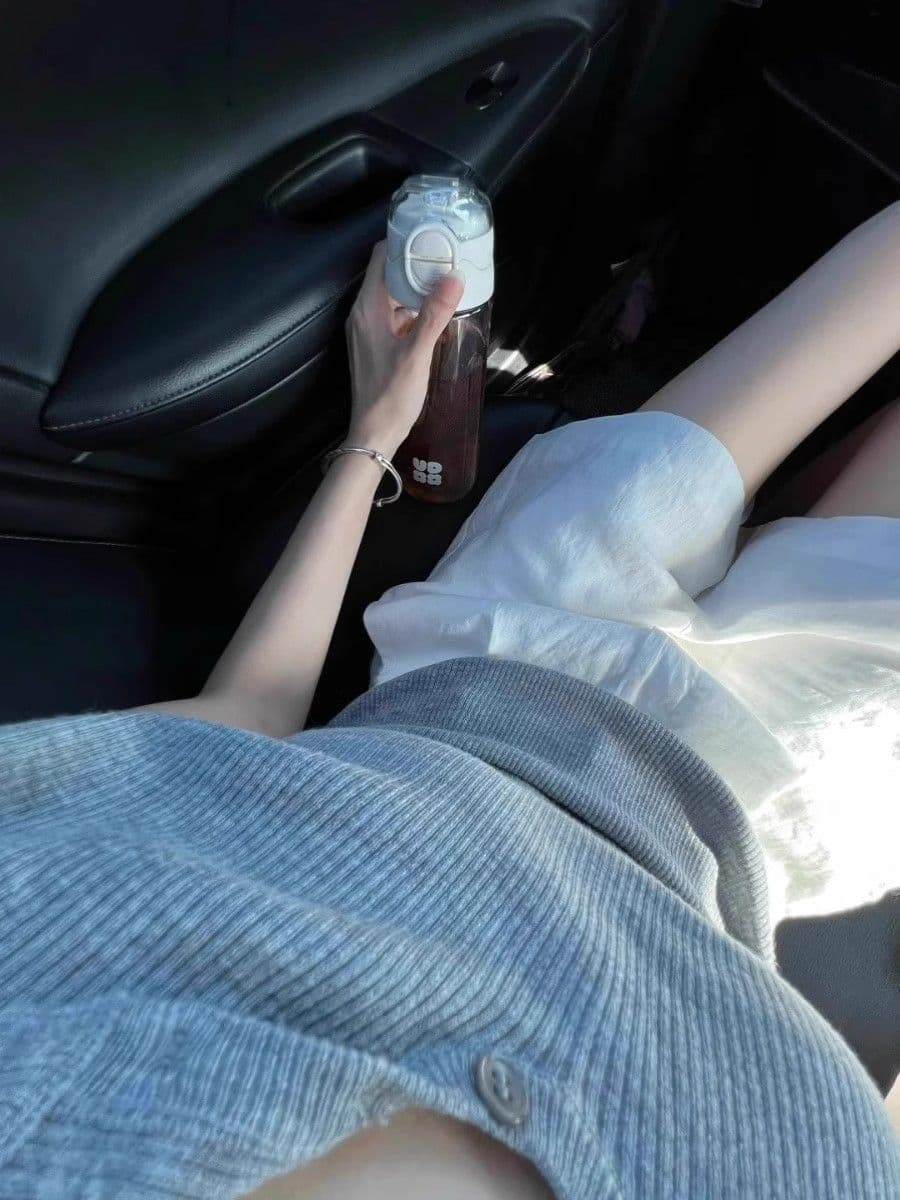 느긋한 슬림해 보이는 품격 u 칼라 작은 날다 소매 회색 티셔츠 여성 여름 쇼트 스타일 몸매 가꾸기 다용도 디자인 센스 니트 맨위 상세 이미지 2