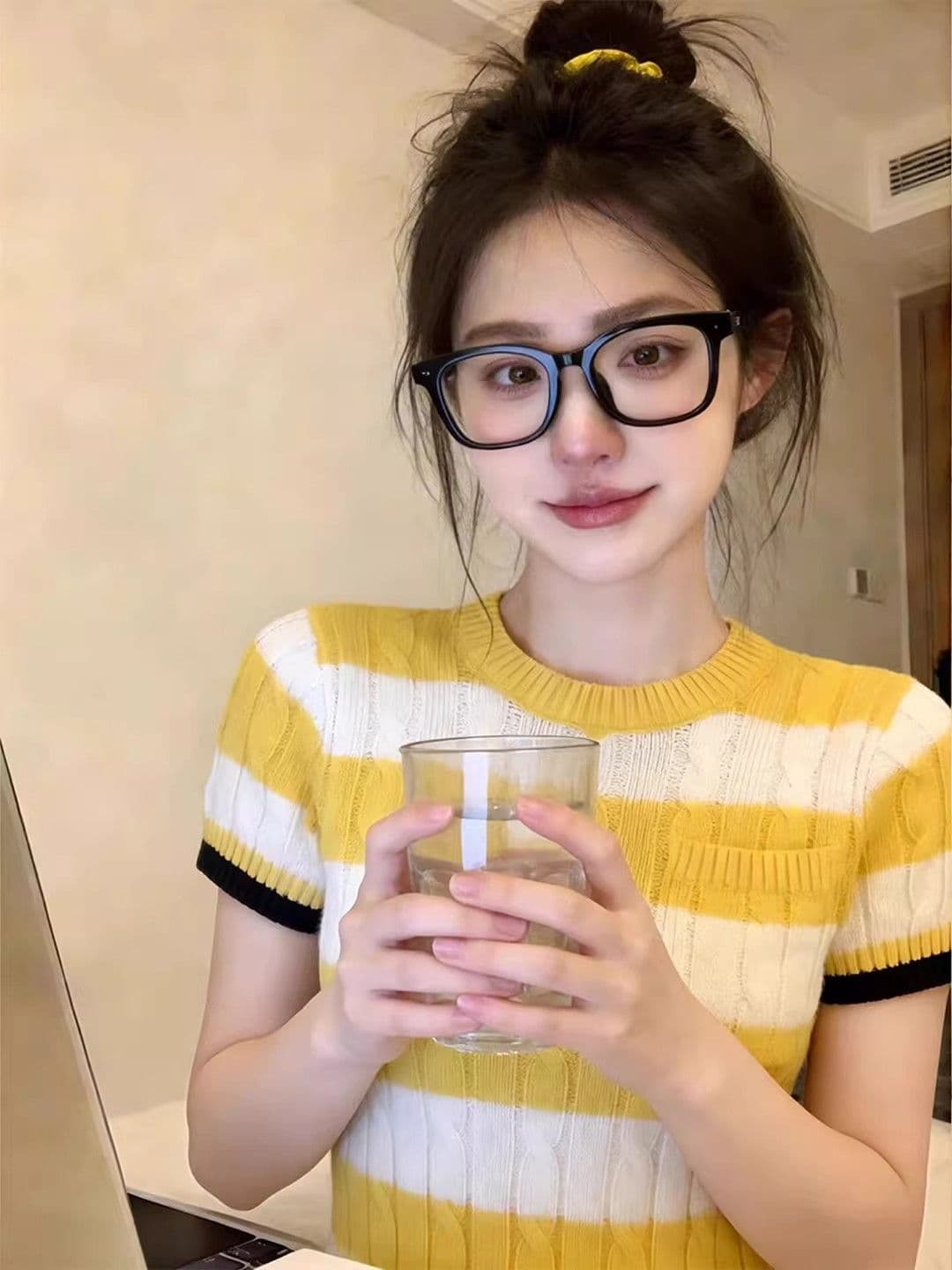 miu 부서 배색 라운드 넥 막대기 가방 꽈배기 스트라이프 반팔 니트 스웨터 여성 여름 루즈핏 슬림해 보이는 그레이트 봐. 의류 이미지 4