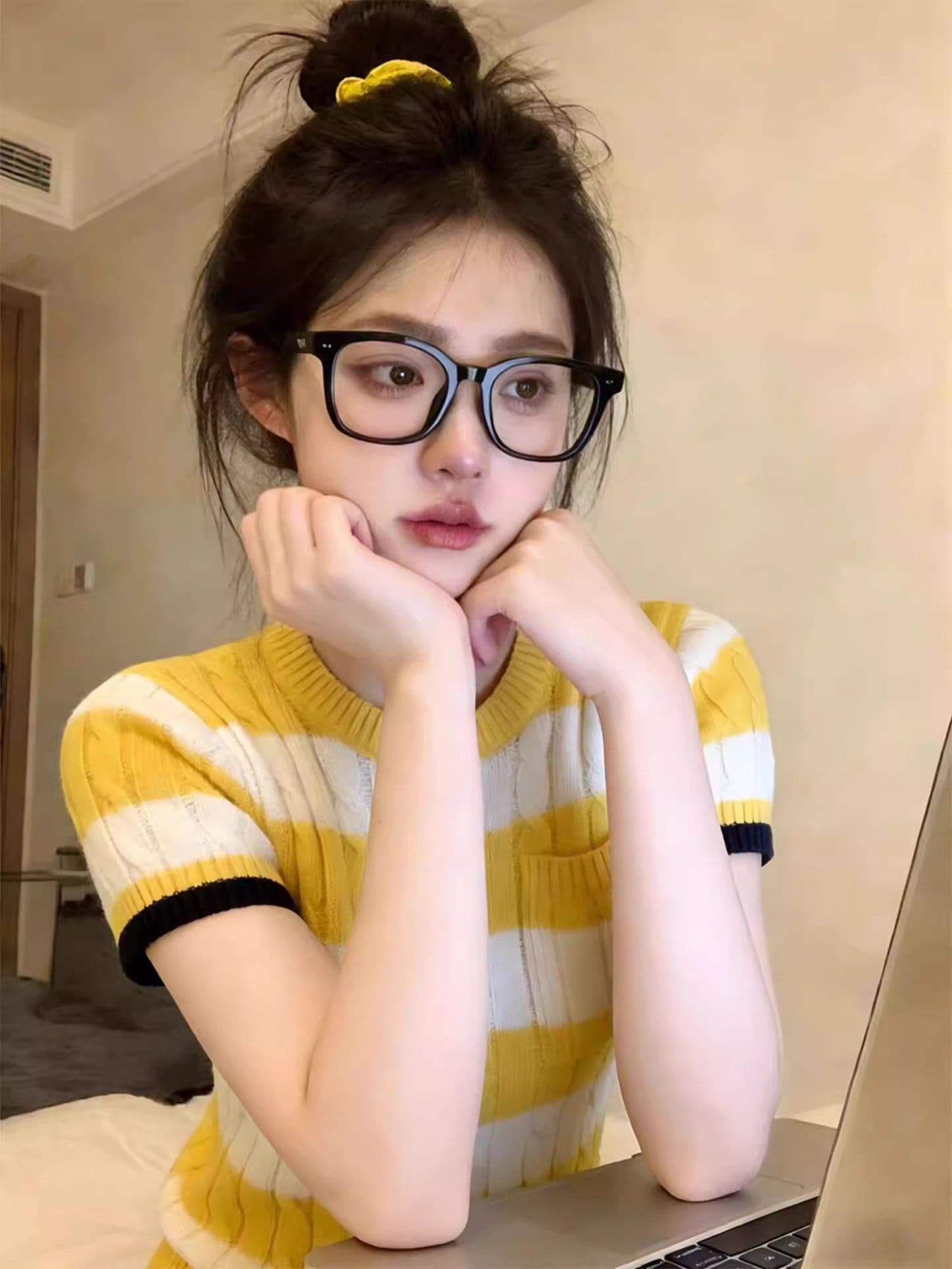 miu 부서 배색 라운드 넥 막대기 가방 꽈배기 스트라이프 반팔 니트 스웨터 여성 여름 루즈핏 슬림해 보이는 그레이트 봐. 의류 상세 이미지 5