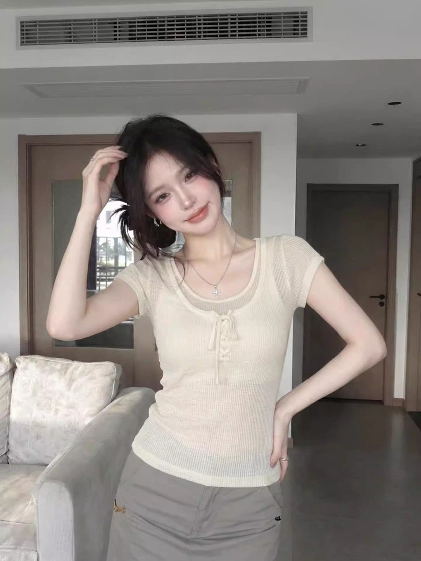 여름 2026 새로운 순수한 욕망 바람 u 칼라 디자인 센스 슬림해 보이는 얼음 실크 니트 반팔 티셔츠 여성 달콤한 매운맛 품격 맨위 상세 이미지 4