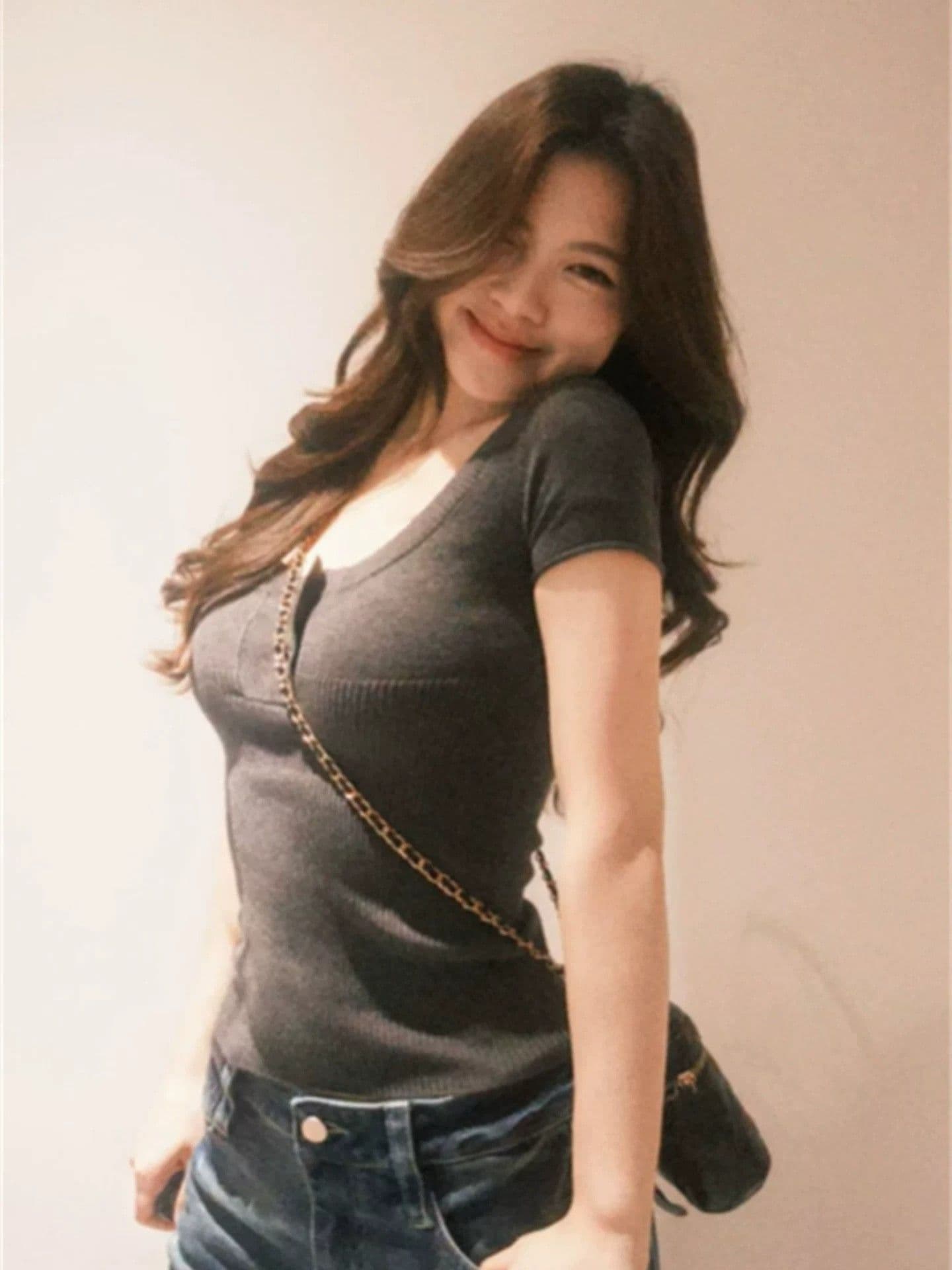 한 부서 레트로 패치워크 반 개방 칼라 회색 반팔 니트 스웨터 여성 여름 몸매 가꾸기 슬림해 보이는 디자인 센스 다용도 맨위 이미지 2