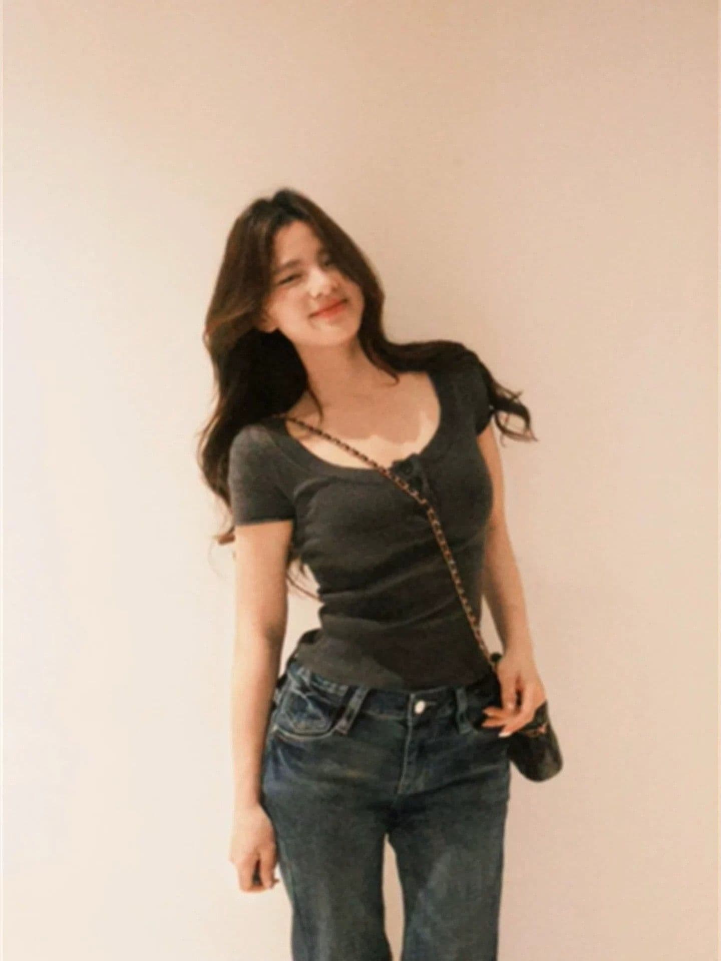 한 부서 레트로 패치워크 반 개방 칼라 회색 반팔 니트 스웨터 여성 여름 몸매 가꾸기 슬림해 보이는 디자인 센스 다용도 맨위 이미지 3