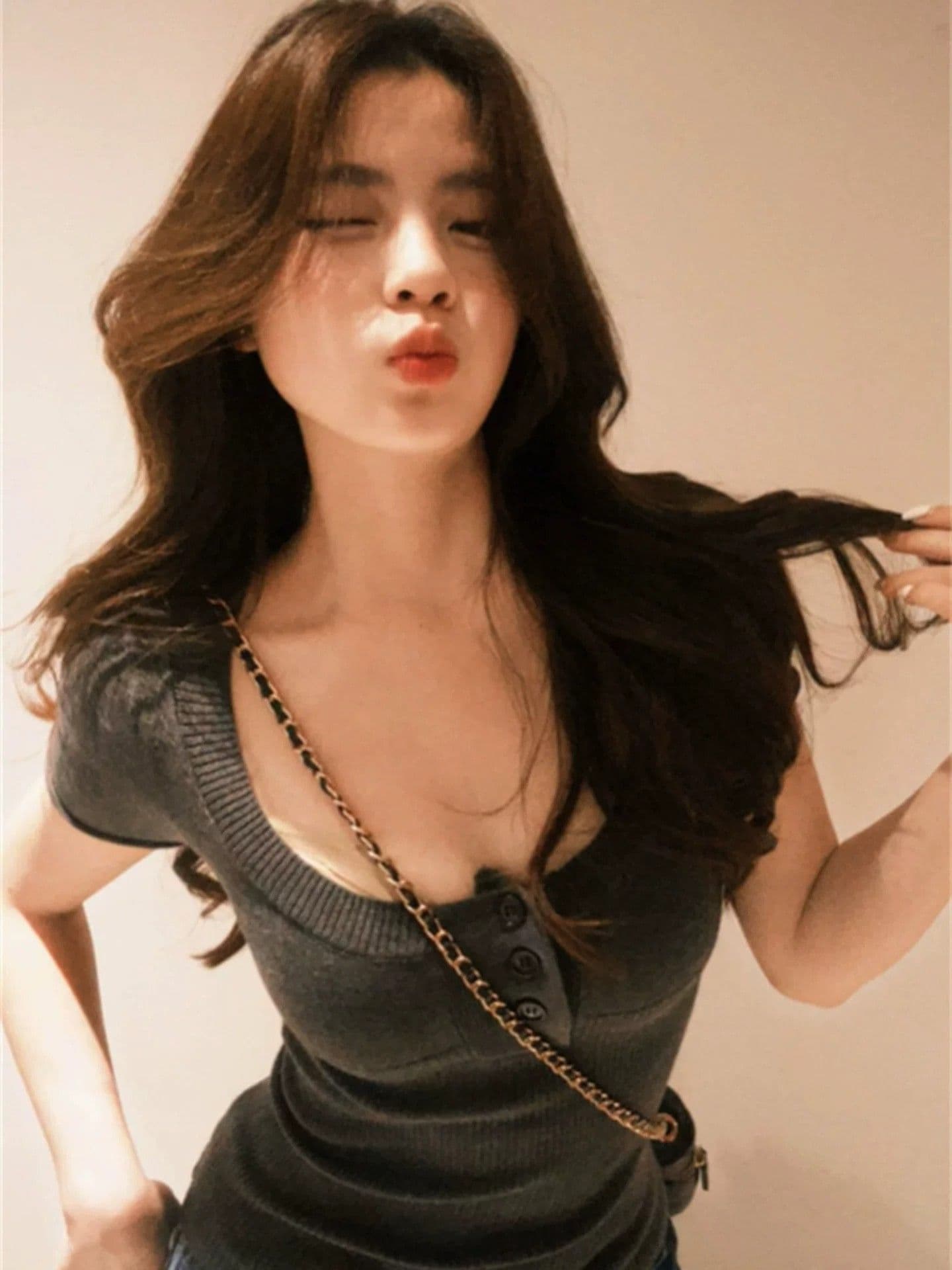 한 부서 레트로 패치워크 반 개방 칼라 회색 반팔 니트 스웨터 여성 여름 몸매 가꾸기 슬림해 보이는 디자인 센스 다용도 맨위 상세 이미지 4