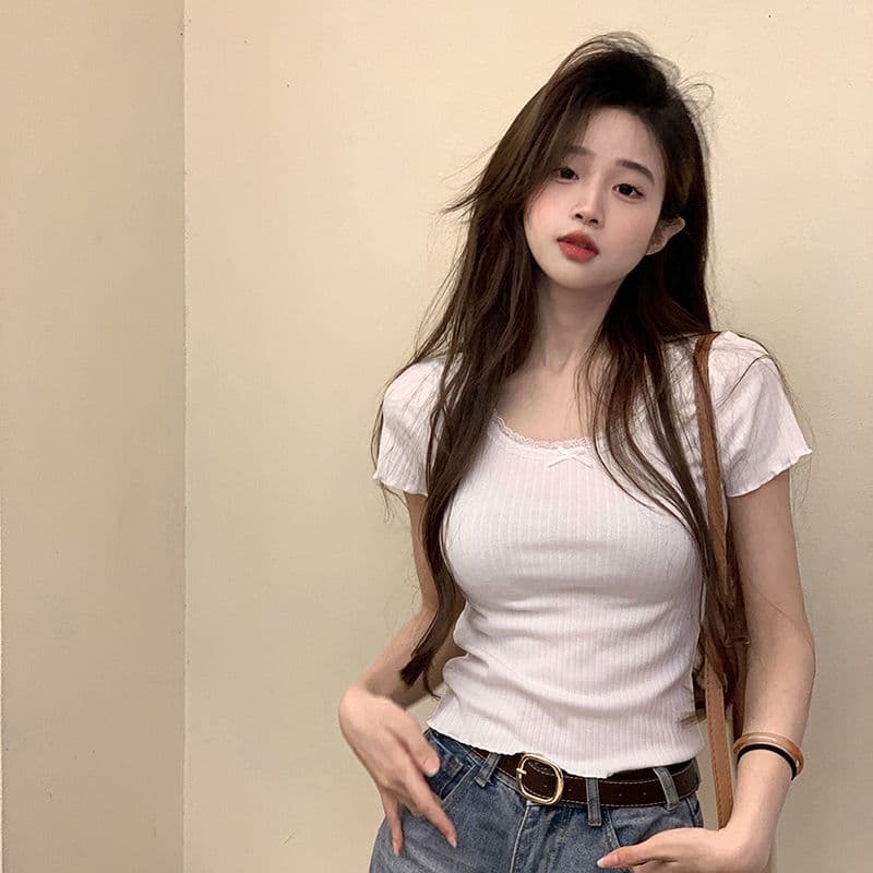 반팔 티셔츠 여성 여름 2026 우아함 레이스 몸매 가꾸기 긍정적 인 어깨 단색 쇼트 스타일 라운드 넥 맨위 한국 스타일 여성 의류